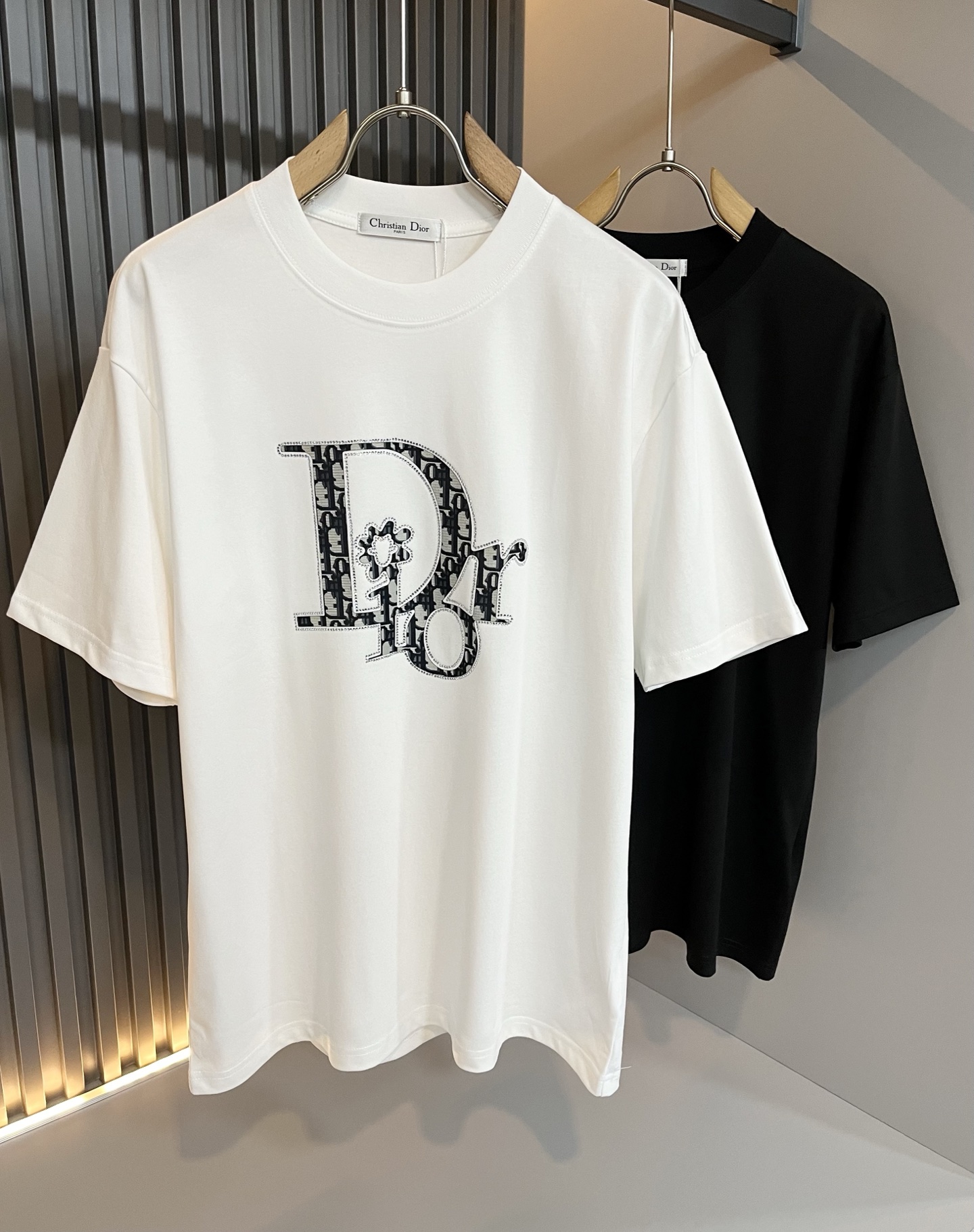 NO:415025,Dio*Dijia 2025 spring and summer new short-sleeved T-shirt for men and women, and the counter is available at the same time!  Customized exclusive 260g pure cotton fabric, customized original craft threads, chest logo pattern glue pressing technology design!  Simple and generous, calm and versatile, extremely high-end, perfectly integrated with fashion and style, a top fashionable style that perfectly suits the outside wear!  The overall feeling is natural!  The ultimate classic versatile short-sleeved T-shirt is designed with the latest three-dimensional letter logo print elements!  The ultimate perfection of heavy industry!  Fans who pursue high quality are please buy them by themselves, and all fans who know the goods are invited to appreciate this model together!  !  Color black white Size M-4XL,,dior,dior,T-shirt,tees,t-shirt,alexander wang19860909Dio*迪家 2025春夏新款男女同款短袖T恤,专柜同步发售！定制专属260克纯棉面料,定制原版工艺螺纹,胸前logo图案压胶工艺设计！简约大方,从容百搭,档次极高,完美融入时尚还有风情感一款完美符合外穿的顶尖时髦气质款！整体给人浑然天成的感觉！极致经典的百搭型短袖T恤,采用最新的立体字母logo印花元素设计！极致的重工极致的完美！追求高品质的粉丝们请自行抢购,诚邀所有识货的粉丝一同鉴赏此款！！颜色黑色 白色 尺码M-4XL,,dior,dior,T-shirt,tees，t-shirt,alexander wang,Men's clothing