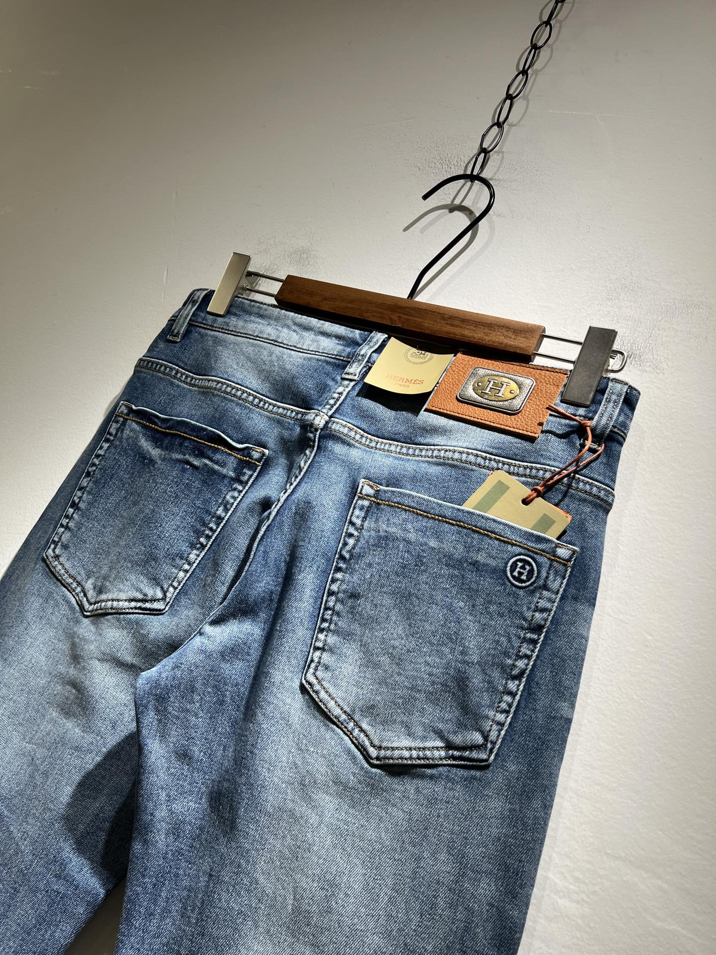 P594 HERM*S Men’s Jeans: High-Quality Craftsmanship in Shanghai Store - 图片 8