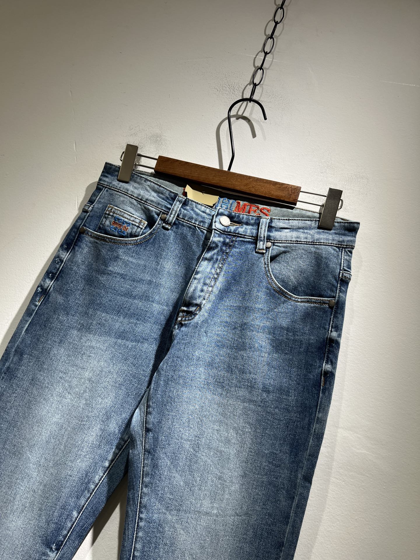 P594 HERM*S Men’s Jeans: High-Quality Craftsmanship in Shanghai Store - 图片 3