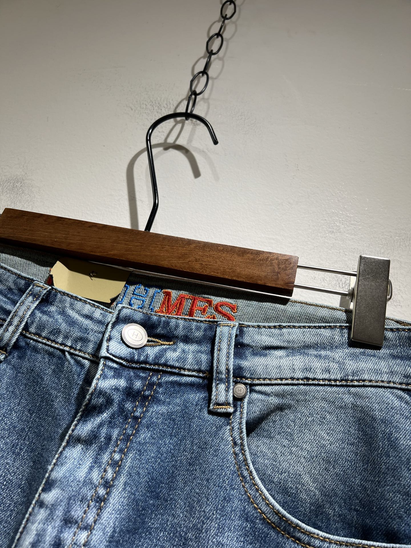 P594 HERM*S Men’s Jeans: High-Quality Craftsmanship in Shanghai Store - 图片 5
