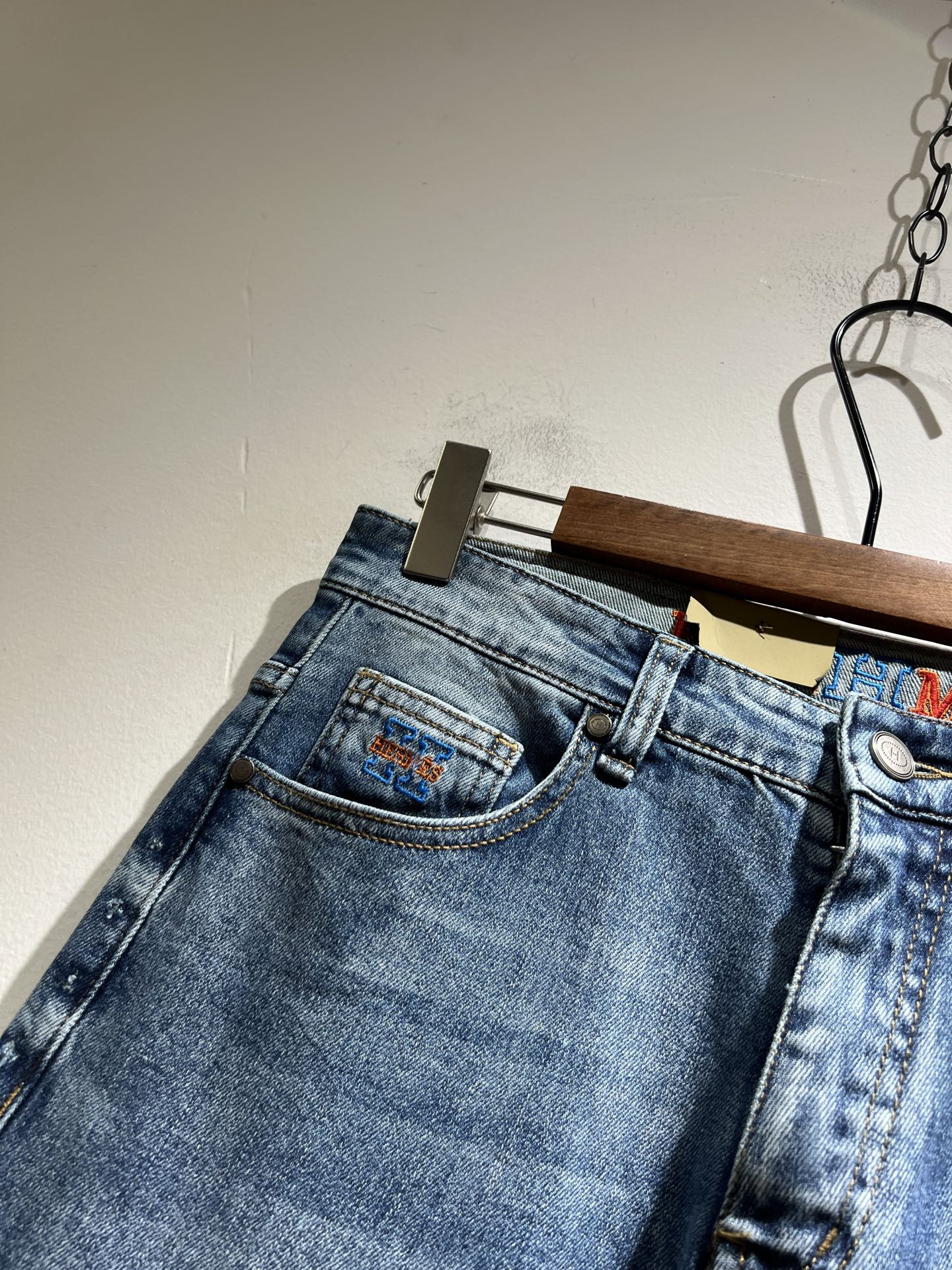 P594 HERM*S Men’s Jeans: High-Quality Craftsmanship in Shanghai Store - 图片 4