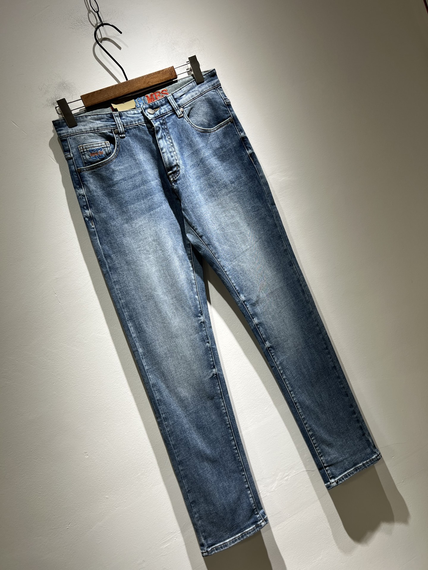 P594 HERM*S Men’s Jeans: High-Quality Craftsmanship in Shanghai Store - 图片 2