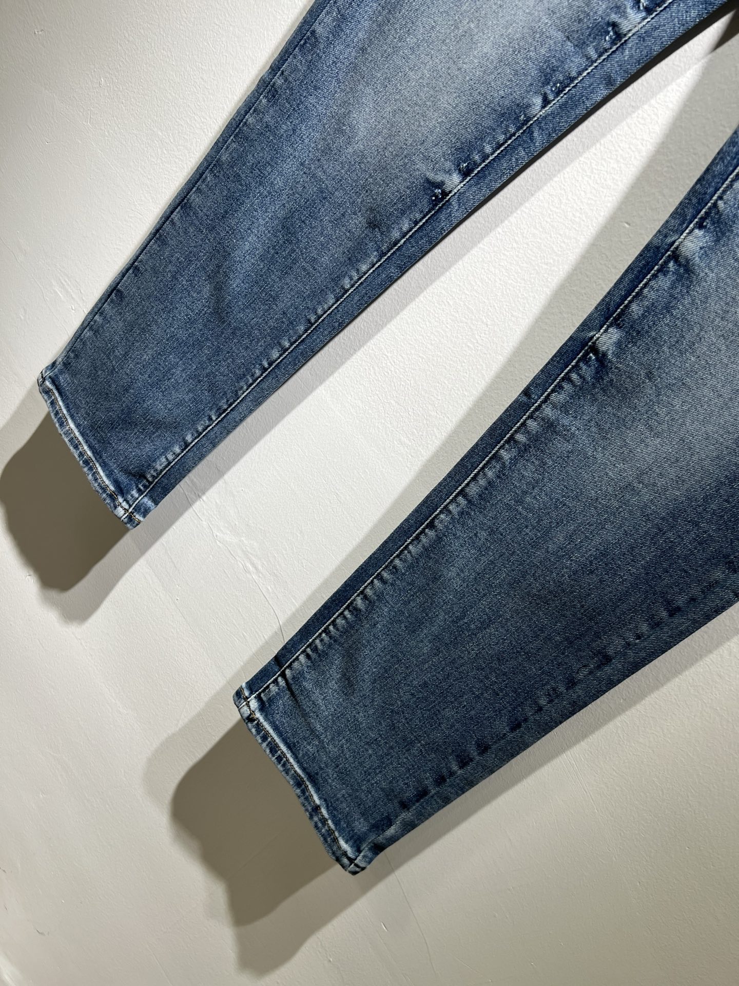 P594 HERM*S Men’s Jeans: High-Quality Craftsmanship in Shanghai Store - 图片 6