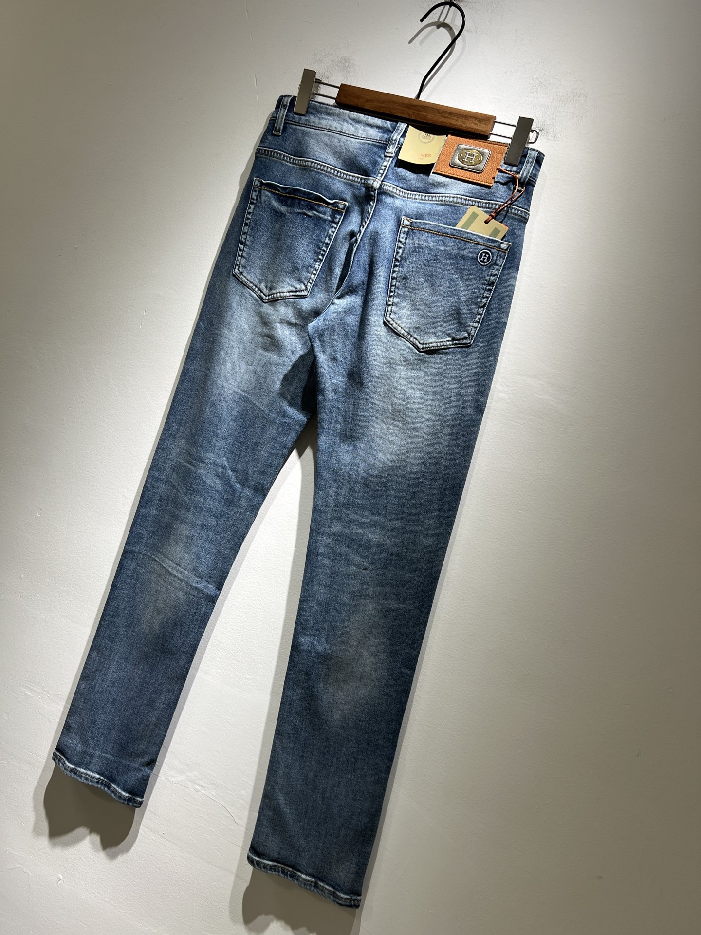 P594 HERM*S Men’s Jeans: High-Quality Craftsmanship in Shanghai Store - 图片 7