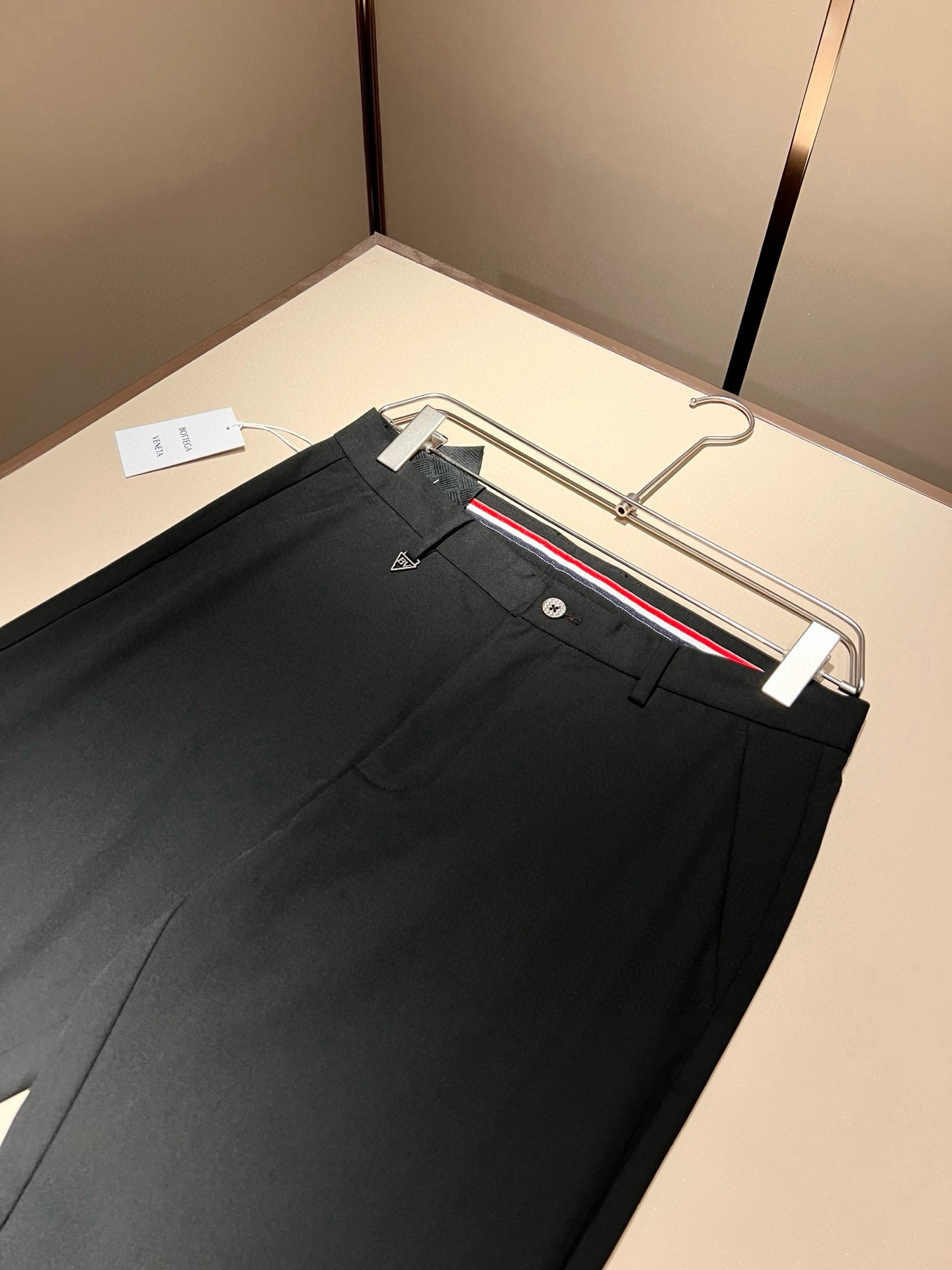 Bottega Veneta Men’s Fashion: High-Quality, Unique Leisure Pants for 2025 - 图片 5