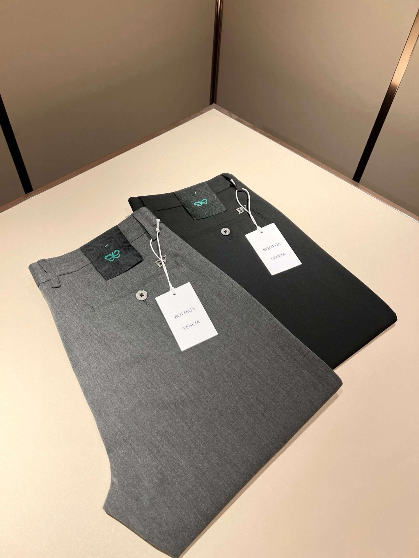 Bottega Veneta Men’s Fashion: High-Quality, Unique Leisure Pants for 2025 - 图片 3