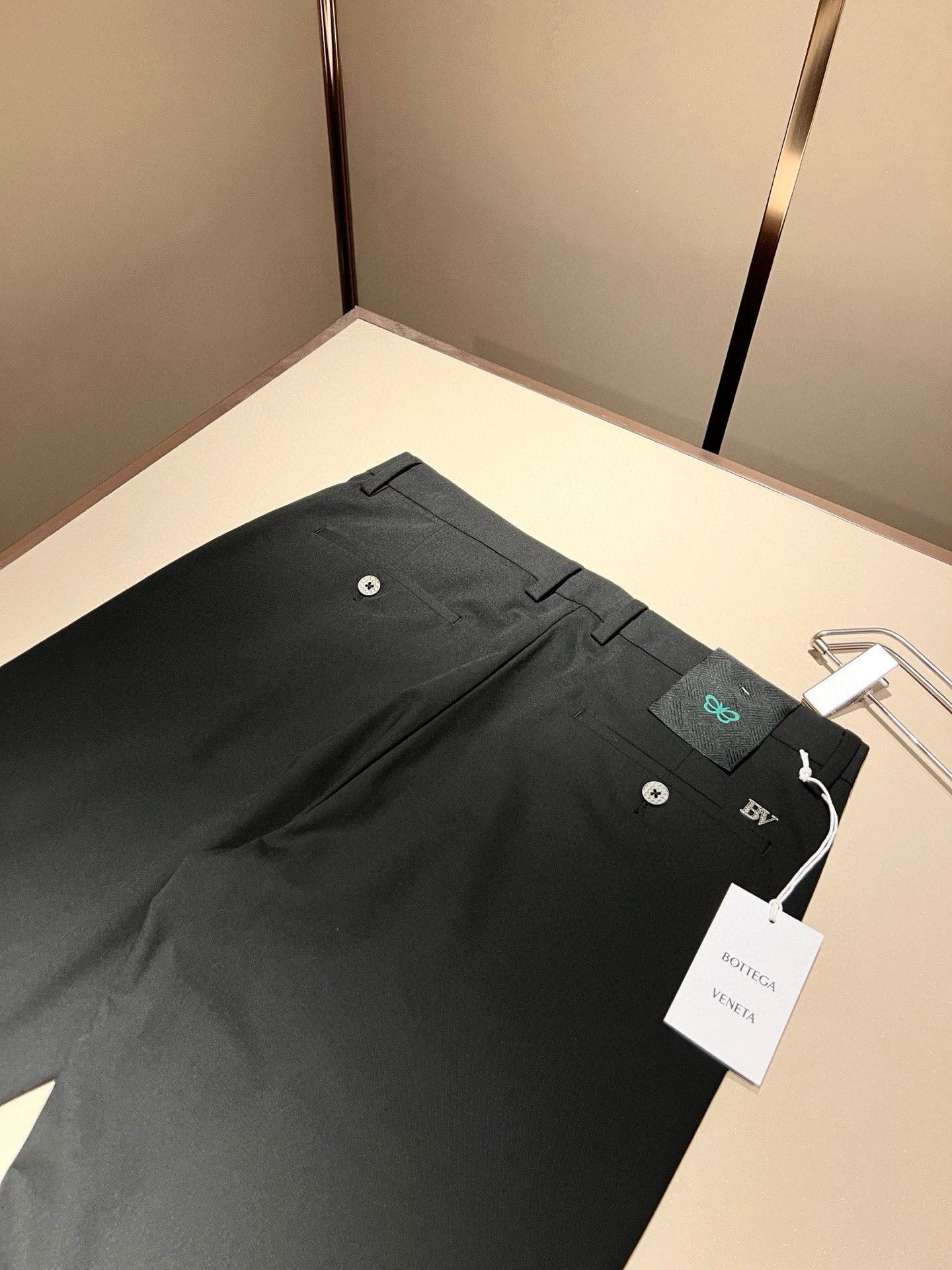 Bottega Veneta Men’s Fashion: High-Quality, Unique Leisure Pants for 2025 - 图片 8
