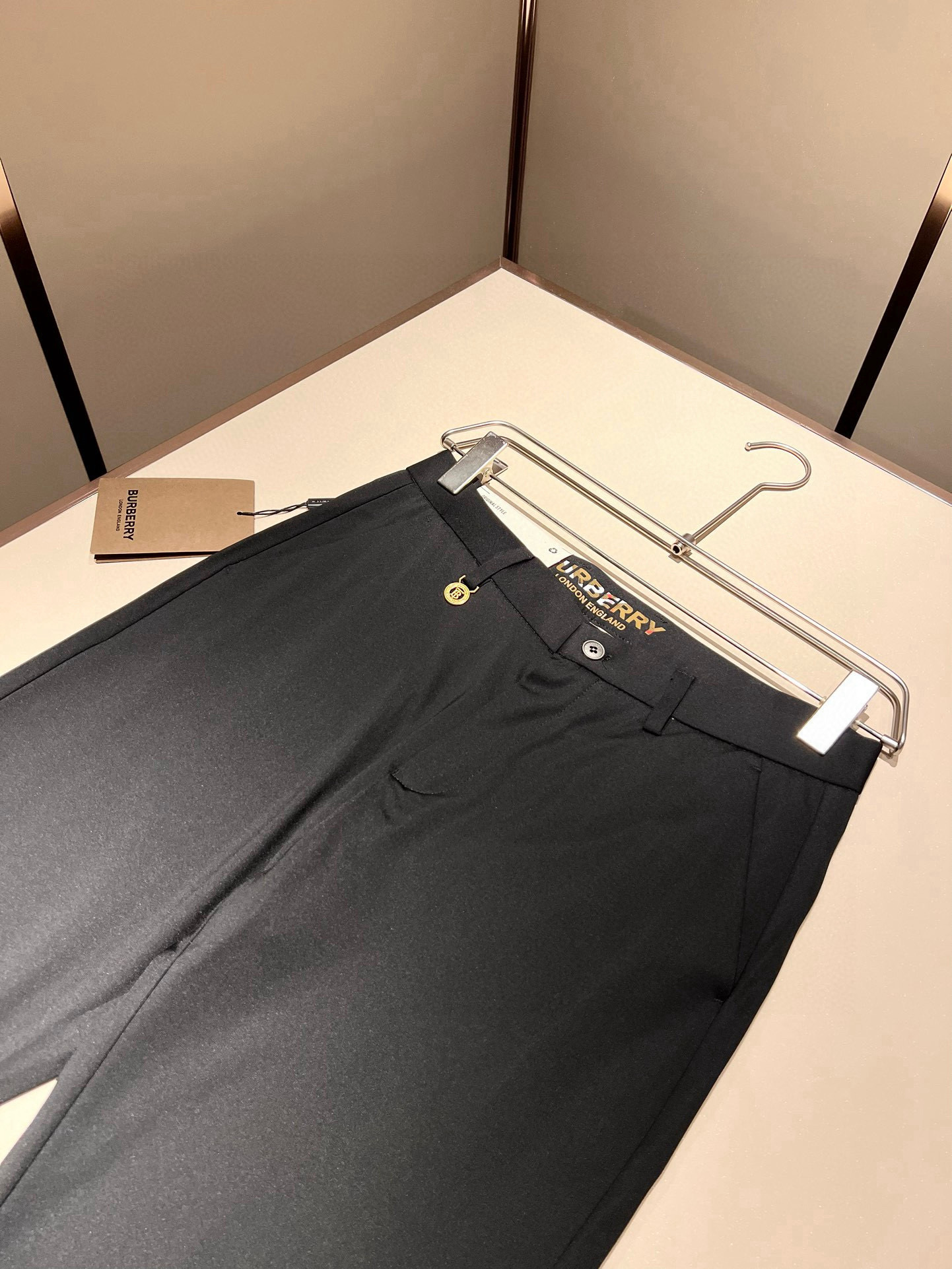 Burberry Men’s Classic Basics: Timeless British Style for Spring/Summer 2025 - 图片 5