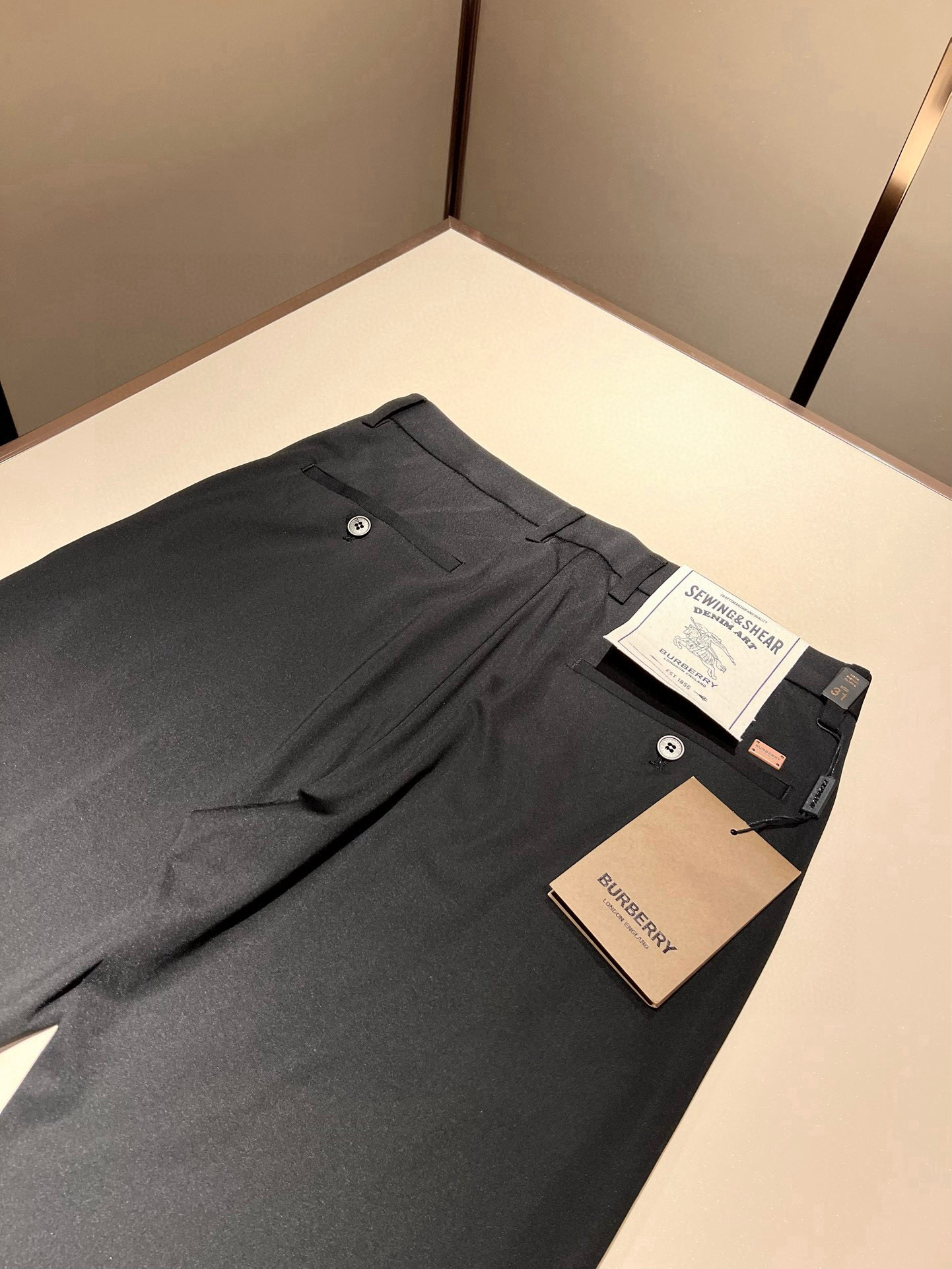 Burberry Men’s Classic Basics: Timeless British Style for Spring/Summer 2025 - 图片 8