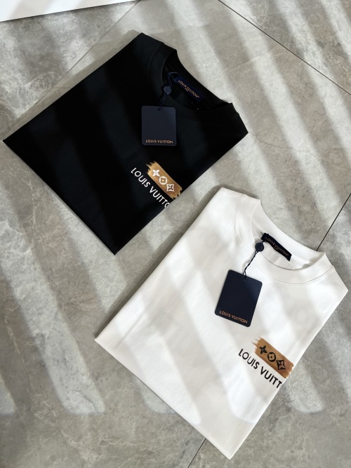 Louis Vuitton T-Shirt Logo Imprimé, Collection Printemps/Été 2025, Unisexe 1 Louis Vuitton T-Shirt Logo Imprimé, Collection Printemps/Été 2025, Unisexe