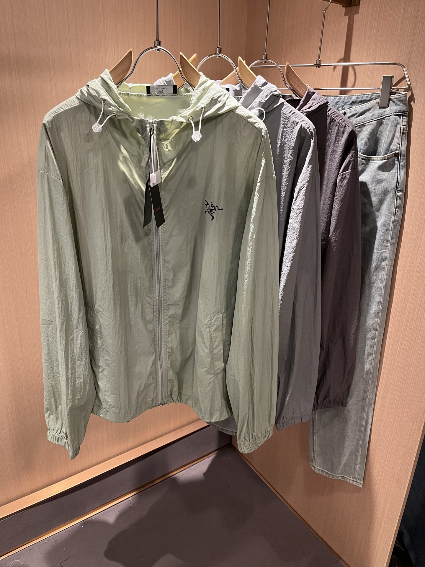 NO:411653,ARCTER*X Original Archaeological Bird 2025 spring and summer new sunscreen jacket for men and women, outdoor brands may first think of Canadian goose and Archaeological Bird. It gives people a feeling of trying out the label!  In addition to being quite accomplished in style design, the most obvious or most expert should be to have deeper and unique insights and attainments in fabrics. Through continuous structural research and problem-solving, and characterized by unique research on fabrics, these alone are enough to support it to become the first new logo brand image in the clothing manufacturing industry. This model is made of quick-drying fabric!  Through precision, the hand feels smooth and soft, and both has natural beauty and comfort. The large body style is cut cleanly and cleanly, and the fabric shows a different hazy structural beauty. It is made of exclusive mold customization. The fabric and its technology test the workers, can be smooth and smooth without wrinkles!  Chest logo pattern printing design!  It really tests the handmade work of every master!  It makes the overall clean and neat, without leaving any thread. Now the neutrality that pursues life is more refined in life!  Size M-3XL, arc'teryx,jackets & coats,jackets & coats,alexander wang19860909ARCTER*X始*祖鸟 2025春夏新款男女同款防晒衣夹克外套,户外品牌可能大家第一想到的就是加拿大鹅、始祖鸟.给人一种标签试的感觉！除了在款式设计上颇有造诣之外,最明显或者说最为拿手的,应该就是在面料上的拥有更深独特见解跟造诣了.通过不断地结构研究和问题处理,在以面料独特研究为特征,仅凭这些就已经足以支撑其成为服装制造行业中,首屈可数的新标志品牌形象.此款采用速干面料材质！通过精工手感细滑柔软,同时兼具自然美感跟舒适度.大身上版型裁剪简洁干净,面料上显现出了不一样朦胧的结构性美感来.独家开模定制而成,面料及其考验工人的技术,能做到平整服帖又不起皱！胸前logo图案印花设计！真的是很考验每位师傅的手工制作！使得整体干净利索,不留一丝线头.现在对于生活有所追求的中性也在生活中更为精致！尺码M-3XL,arc'teryx,jackets & coats,jackets & coats,alexander wang,Men's clothing