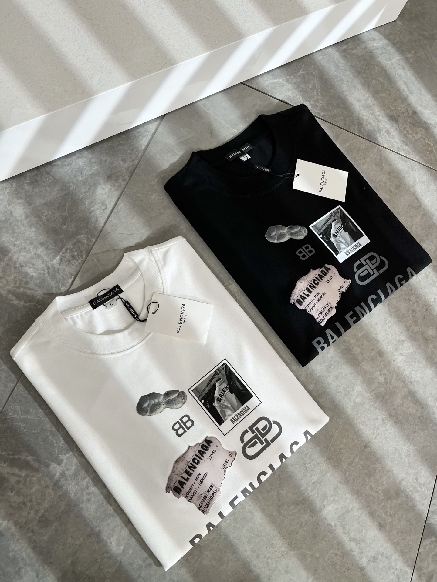 NO:473792,BALENCI*GA Paris* Home 2025 Spring and Summer New Men and Women's Same Short-Sleeve T-shirt!  Fashionable casual short-sleeved T-shirt with catwalk pattern prints!  Design logo glue pressing design!  The most designed and selected customer-supplied 260g pure cotton fabric, which feels soft and skin-friendly, is comfortable and breathable, and you can’t picky about the real thing!  Loose, small, shoulder-dead round neck cut, genderless couple mixed styles, opening up a new fashion charm!  Differentiate the market version of the high-end custom series!  Size M-4XL, balenciaga, T-shirt,tees, t-shirt,alexander wang19860909BALENCI*GA巴黎*家 2025春夏新款男女同款短袖T恤！走秀图案印花时尚休闲短袖T恤衫！设计logo压胶设计！极具设计精选客供260g纯棉面料,手感柔软亲肤,着身舒适透气性都无法挑剔,实物绝对会让你爱不释手！宽松小落肩的圆领版型裁剪,无性别主义的情侣混穿款式,打开全新的时装新韵味！区别市场版本高定系列！尺码M-4XL,,balenciaga,T-shirt,tees，t-shirt,alexander wang,Men's clothing