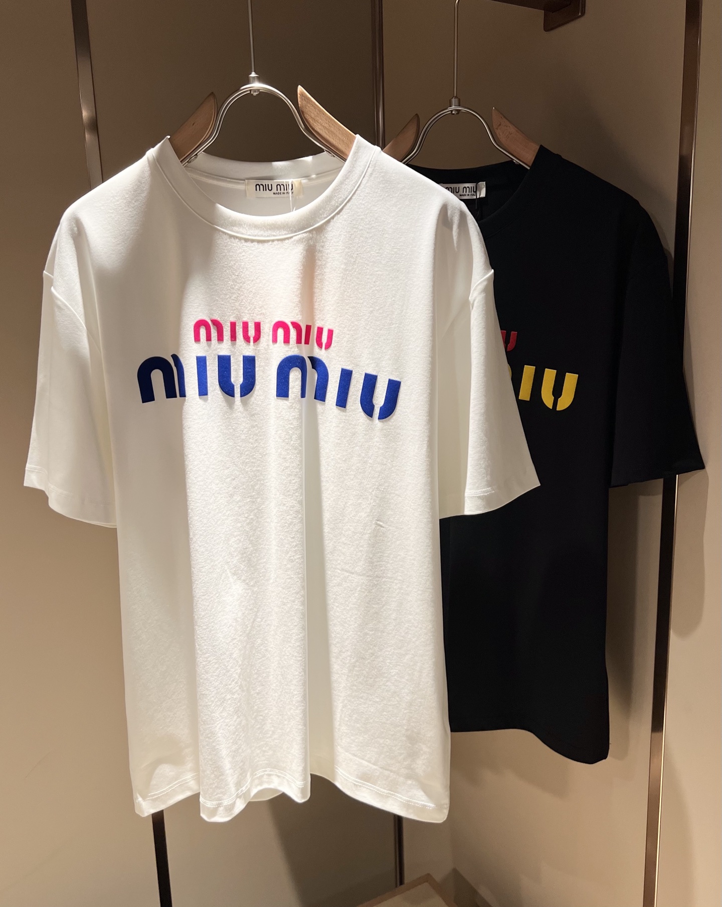 NO:482285,MIUMIU Miserable 2025 Spring and Summer New Men and Women's Same Short-sleeved T-shirt, the latest brand design elements!  Neither monotonous nor complicated, it shows taste just right!  Customer-supplied top-level velvet logo design!  Comfortable, sweat-absorbing and breathable, the unique high-end fabric presents a simple and elegant temperament!  Logo print design on the chest!  Full three-dimensional! Standard cutting design!  Every detail is a synchronized with high-end fashion. Size: M-3XL, miumiu, T-shirt, tees, t-shirt, alexander wang19860909MIUMIU 谬谬2025春夏新款男女同款短袖T恤,品牌最新设计元素！既不单调也不复杂,恰到好处的展现品味！客供顶级压绒logo设计！舒适吸汗透气根本不在话下,面料独具的高奢感呈现简约优雅气质！胸前logo印花设计！饱满立体!标准裁剪设计！每一处细节都是与高端时尚同步的体现.尺码:M-3XL,,miumiu,T-shirt,tees，t-shirt,alexander wang,Men's clothing