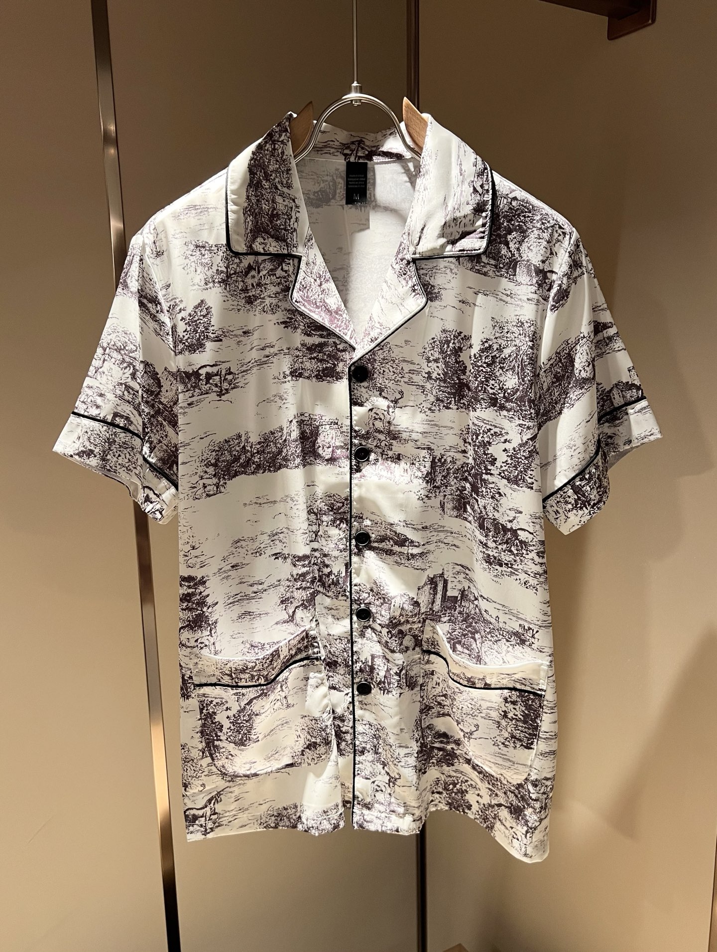 NO:497932,Dio*r Dio 2025 spring and summer new men and women pajamas casual suits are available in trading companies and are released simultaneously on the official website. The most anticipated high-quality products are coming, making you feel what real high luxury and connotation! This suit is made of D's special silk fabric, full of brand style!  The surface is neat and smooth and shiny, and the texture is obvious through the screen. It is the most enjoyable wearing experience! It perfectly enhances the overall luxury and class, and can get a high-end luxury atmosphere at a glance! Basic regular style cutting, versatile and simple upper body, and is easy to deal with various occasions and environments. It is undoubtedly a must-have item for daily commuting! Size M~3XL 08,,dior,dior,alexander wang19860909Dio*r迪*奥2025春夏新品男女同款睡衣休闲套装,贸易公司渠道稀出,同步官网发售,男神女神最为期待的精品狠货重磅来袭,让你感受到什么叫真正的高奢有内涵!此款套装选用D家专用丝绸面料制成,满满的品牌风格！表面整洁光滑且富有光泽,质感透过屏幕都显而易 见,你最为享受的穿着体验! 完美提升了整体的奢华档次感,一眼就能Get到的高端奢华气息!基础常规的版型裁剪,上身百搭简约不挑人,轻松应对各种场合与环境,属于日常通勤必备的臻品无疑!尺码M～3XL 08,,dior,dior,alexander wang,Men's clothing