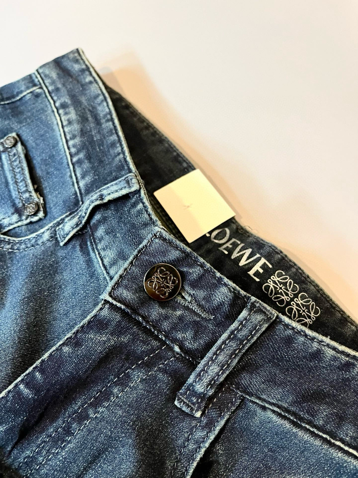P594 LO*WE/Roo*Spring & Summer 2025 High-end Men’s Leisure Pants – Quality Craftsmanship & Unique Design - 图片 5