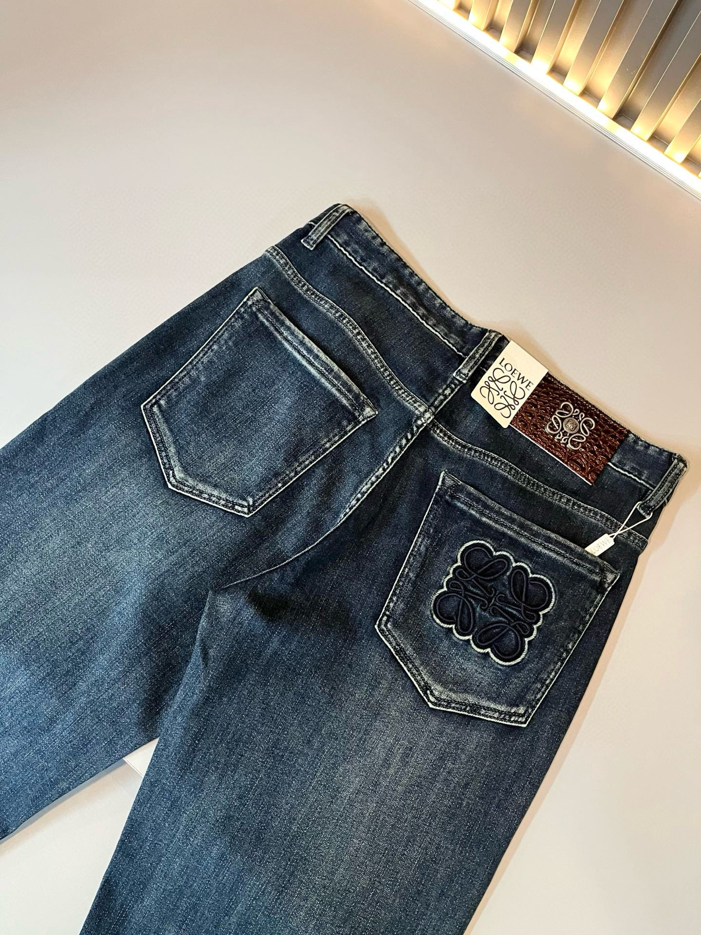P594 LO*WE/Roo*Spring & Summer 2025 High-end Men’s Leisure Pants – Quality Craftsmanship & Unique Design - 图片 7