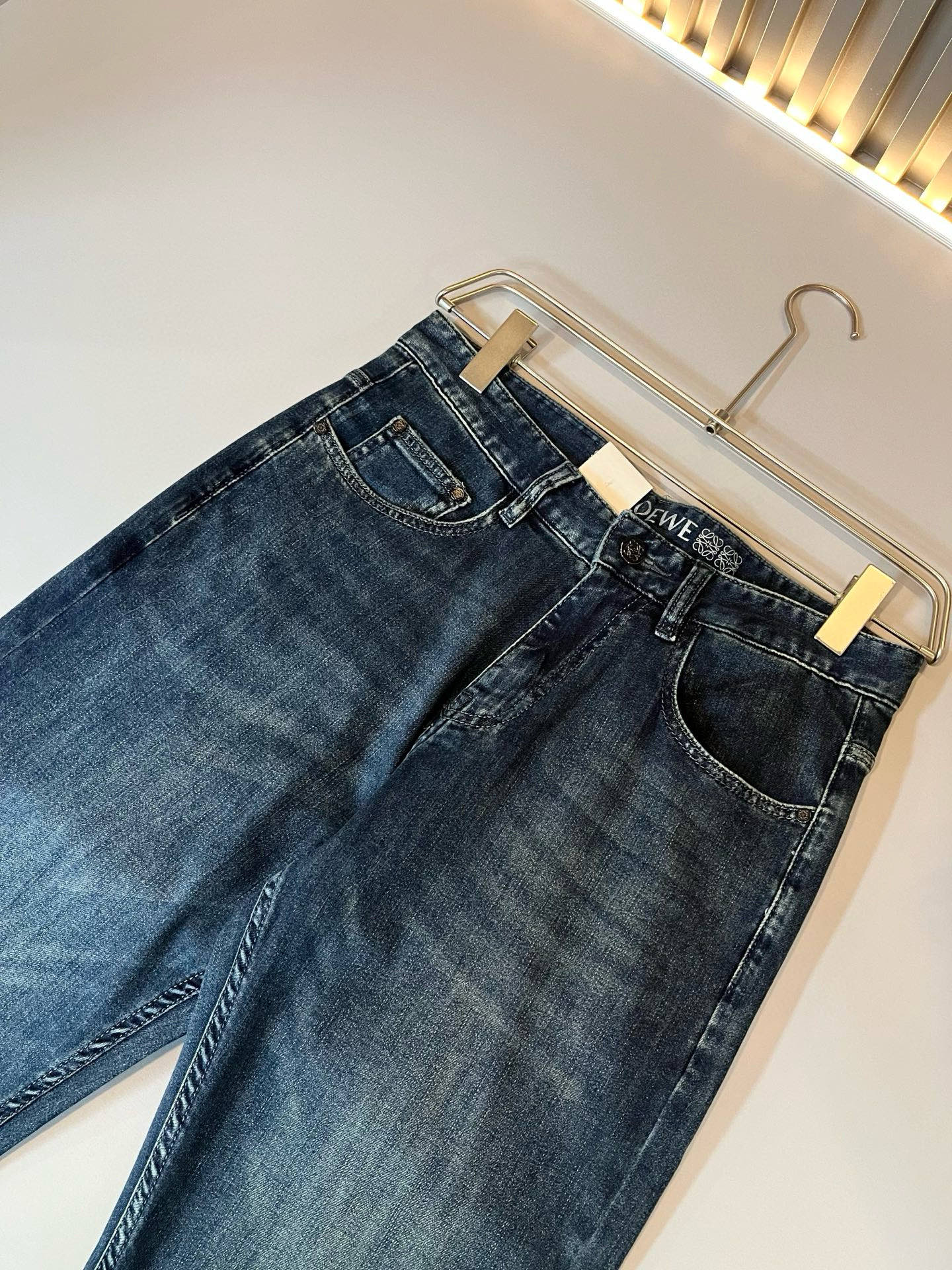 P594 LO*WE/Roo*Spring & Summer 2025 High-end Men’s Leisure Pants – Quality Craftsmanship & Unique Design - 图片 4