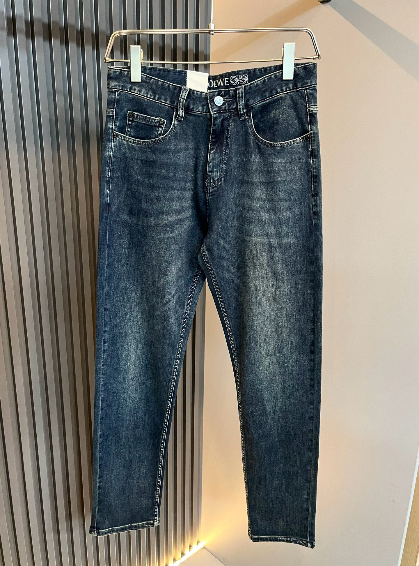 P594 LO*WE/Roo*Spring & Summer 2025 High-end Men’s Leisure Pants – Quality Craftsmanship & Unique Design - 图片 2