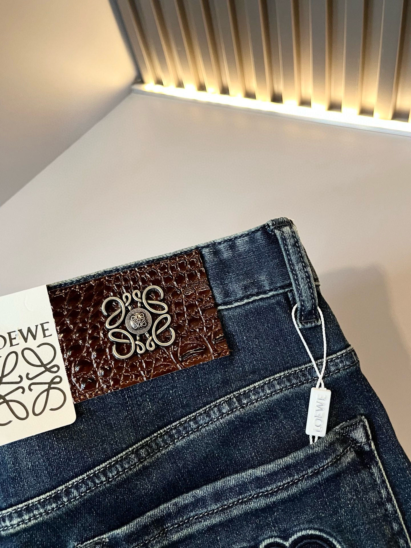 P594 LO*WE/Roo*Spring & Summer 2025 High-end Men’s Leisure Pants – Quality Craftsmanship & Unique Design - 图片 8