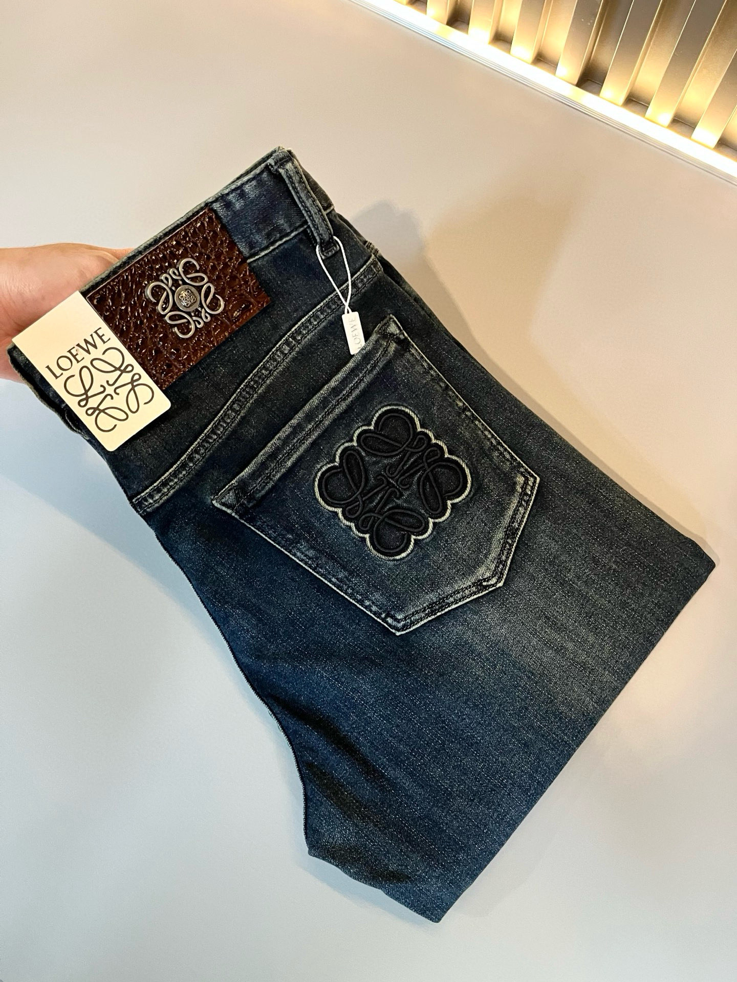 P594 LO*WE/Roo*Spring & Summer 2025 High-end Men’s Leisure Pants – Quality Craftsmanship & Unique Design - 图片 1