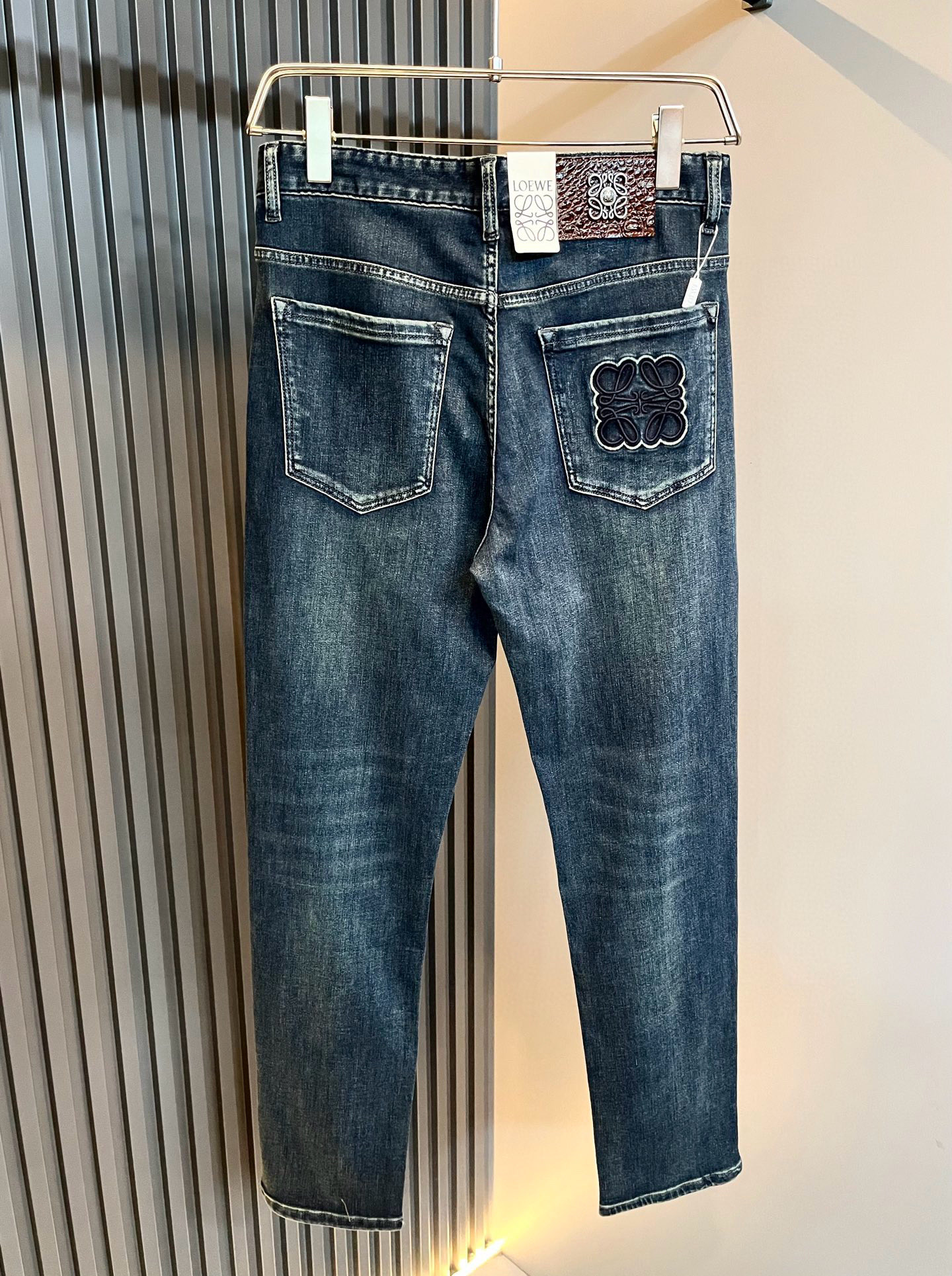 P594 LO*WE/Roo*Spring & Summer 2025 High-end Men’s Leisure Pants – Quality Craftsmanship & Unique Design - 图片 3
