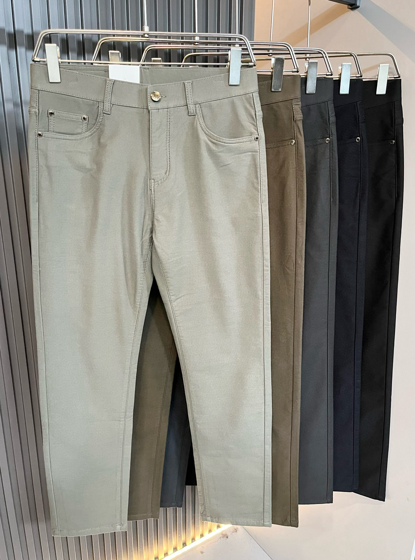 High-end Leisure Pants by Brunello Cucineli: Quality Craftsmanship and Sophisticated Design