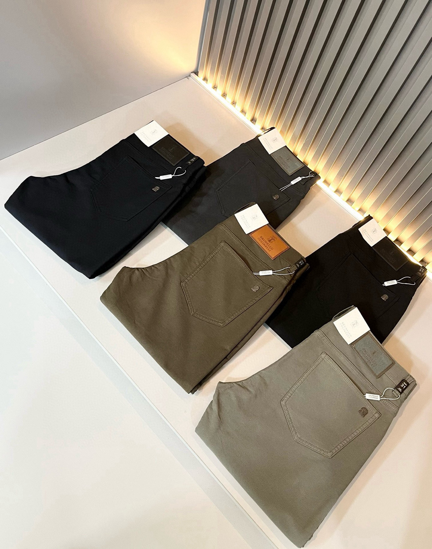High-end Leisure Pants by Brunello Cucineli: Quality Craftsmanship and Sophisticated Design - 图片 3