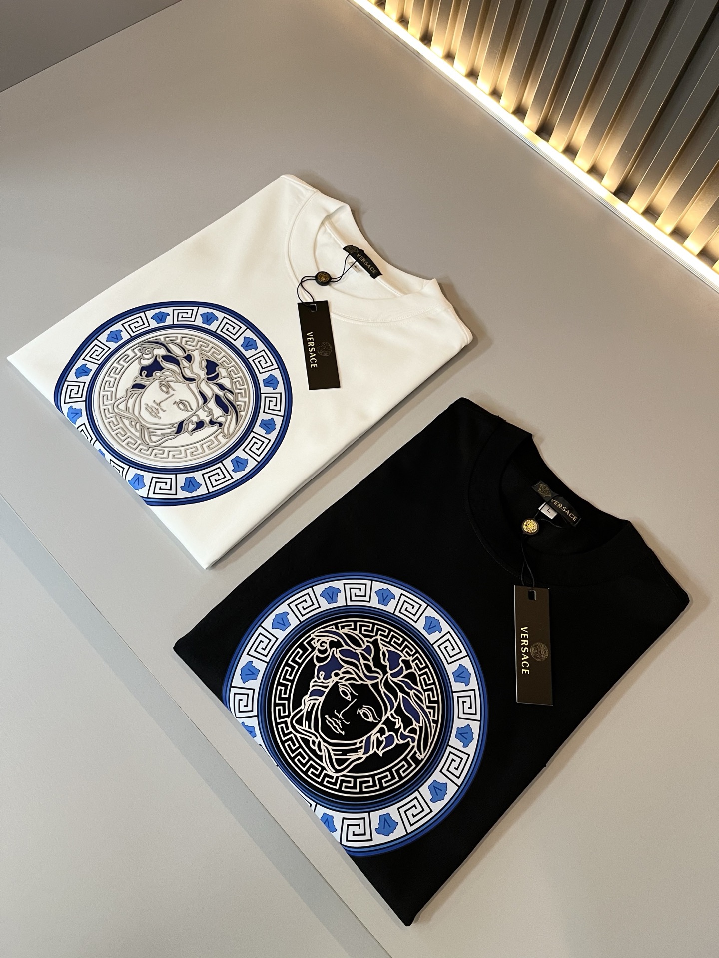 NO:442283,VERS*CE/Fan*zhe 2025 spring and summer new original single short-sleeved T-shirt, VERS*CE/Fan*zhe Trading Company Channel Product Recommended Short-sleeved T-shirt, chest logo pressing image decoration is extremely exquisite to highlight the gradient effect!  The heavy craftsmanship is created with a strong three-dimensional sense, and only advanced German equipment can produce it, highlighting the invincible visual luxury, with a very high craftsmanship level and a very important craftsmanship!  Customer-supplied imported pure cotton fabrics, excellent skin-friendly, extremely perfect details, impeccable, excellent upper body effect, very eye-catching, unquestionable return rate, excellent items for improving vision in the closet, which are very handsome whether they are fitted inside or worn alone. Size M-4XL, versace, T-shirt, tees, t-shirt, alexander wang19860909VERS*CE/范*哲 2025春夏新品原单短袖T恤,VERS*CE/范*哲 贸易公司渠道 产品 值的推荐短袖T恤 ,胸前logo压胶图像装饰极为精致凸显渐变效果！重磅工艺打造,立体感极强,唯有德国先进设备方能制作,凸显了视觉无敌的震撼奢华,工艺水准极高,非常重工匠心！客供进口纯棉面料,亲肤性绝佳,细节极致完美,无可挑剔,上身效果非常出色,非常招眼吸睛,回头率毋庸置疑,衣橱里改良视觉的绝佳单品,无论内搭还是单穿都爆帅十足.尺码M-4XL,,versace,T-shirt,tees，t-shirt,alexander wang,Men's clothing