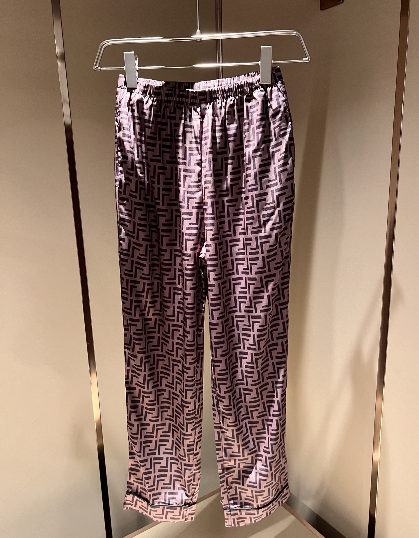 NO:497952,FEN*I 2025 spring and summer new men and women pajamas set, original Italian orders, popular FD family items, representative and full of specifications, boutiques that all FD fans are worth buying!  Pure Yidian channel orders, high-end and popular products from the FD family, very popular items at the moment, and the panoramic iconic FF letter logo decoration!  High-end goods worth keeping and giving away to others!  The most classic BUGS series of styles in the FD family are trendy and beautiful, with a full sense of trend, a very high sense of grade and specification, and use a very classic two-color combination, giving people a strong visual impact and a very high recognition. The top exclusive pure cotton fabric is created, with a soft, delicate and comfortable touch, and the quality is quite high-end and classy!  Perfectly interprets the charm of the brand and leaves a deep impression. It is more fashionable and charming. It has simple, elegant and fashionable upper body, and is even more stressful for outfits!  The inner wear alone is very delicious and beautiful scenery that cannot be ignored!  Size M-3XL 08, fendi,dior,alexander wang19860909FEN*I 芬*迪 2025春夏新款男女同款睡衣套装,意大利原厂订单,FD家族人气单品,代表性十足,规格感十足的精品,所有FD粉丝都值得抢购的精品！纯正意代渠道订单,FD家族的高奢人气爆款产物,当下十分火爆的单品,全景标志性FF字母标识logo修饰！值得自留和送人的高端货！FD家族最为经典的BUGS系列款式单品,新潮又好看,潮流气息感十足,档次规格感极高,并且采用十分经典的双色搭配,给人的视觉冲击感相当强烈,有着极高的辨识度,顶级专属纯棉面料,打造,触感柔软细腻舒适,品相相当高级有档次！完美诠释品牌魅力,给人留下深刻印象.更具时尚与韵味,上身简约大方时尚,对于穿搭更是毫无压力！单穿内搭都极有味道,不可忽视的靓丽风景线！ 尺码M-3XL 08,,fendi,dior,alexander wang,Men's clothing