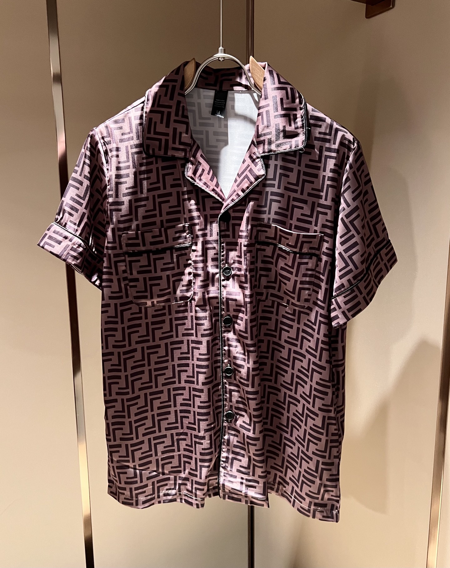 NO:505288,FEN*I 2025 spring and summer new men and women pajamas set, original Italian orders, popular FD family items, representative and full of specifications, boutiques that all FD fans are worth buying!  Pure Yidian channel orders, high-end and popular products from the FD family, very popular items at the moment, and the panoramic iconic FF letter logo decoration!  High-end goods worth keeping and giving away to others!  The most classic BUGS series of styles in the FD family are trendy and beautiful, with a full sense of trend, a very high sense of grade and specification, and use a very classic two-color combination, giving people a strong visual impact and a very high recognition. The top exclusive pure cotton fabric is created, with a soft, delicate and comfortable touch, and the quality is quite high-end and classy!  Perfectly interprets the charm of the brand and leaves a deep impression. It is more fashionable and charming. It has simple, elegant and fashionable upper body, and is even more stressful for outfits!  The inner wear alone is very delicious and beautiful scenery that cannot be ignored!  Size M-3XL, fendi,dior,alexander wang19860909FEN*I 芬*迪 2025春夏新款男女同款睡衣套装,意大利原厂订单,FD家族人气单品,代表性十足,规格感十足的精品,所有FD粉丝都值得抢购的精品！纯正意代渠道订单,FD家族的高奢人气爆款产物,当下十分火爆的单品,全景标志性FF字母标识logo修饰！值得自留和送人的高端货！FD家族最为经典的BUGS系列款式单品,新潮又好看,潮流气息感十足,档次规格感极高,并且采用十分经典的双色搭配,给人的视觉冲击感相当强烈,有着极高的辨识度,顶级专属纯棉面料,打造,触感柔软细腻舒适,品相相当高级有档次！完美诠释品牌魅力,给人留下深刻印象.更具时尚与韵味,上身简约大方时尚,对于穿搭更是毫无压力！单穿内搭都极有味道,不可忽视的靓丽风景线！ 尺码M-3XL,,fendi,dior,alexander wang,Men's clothing