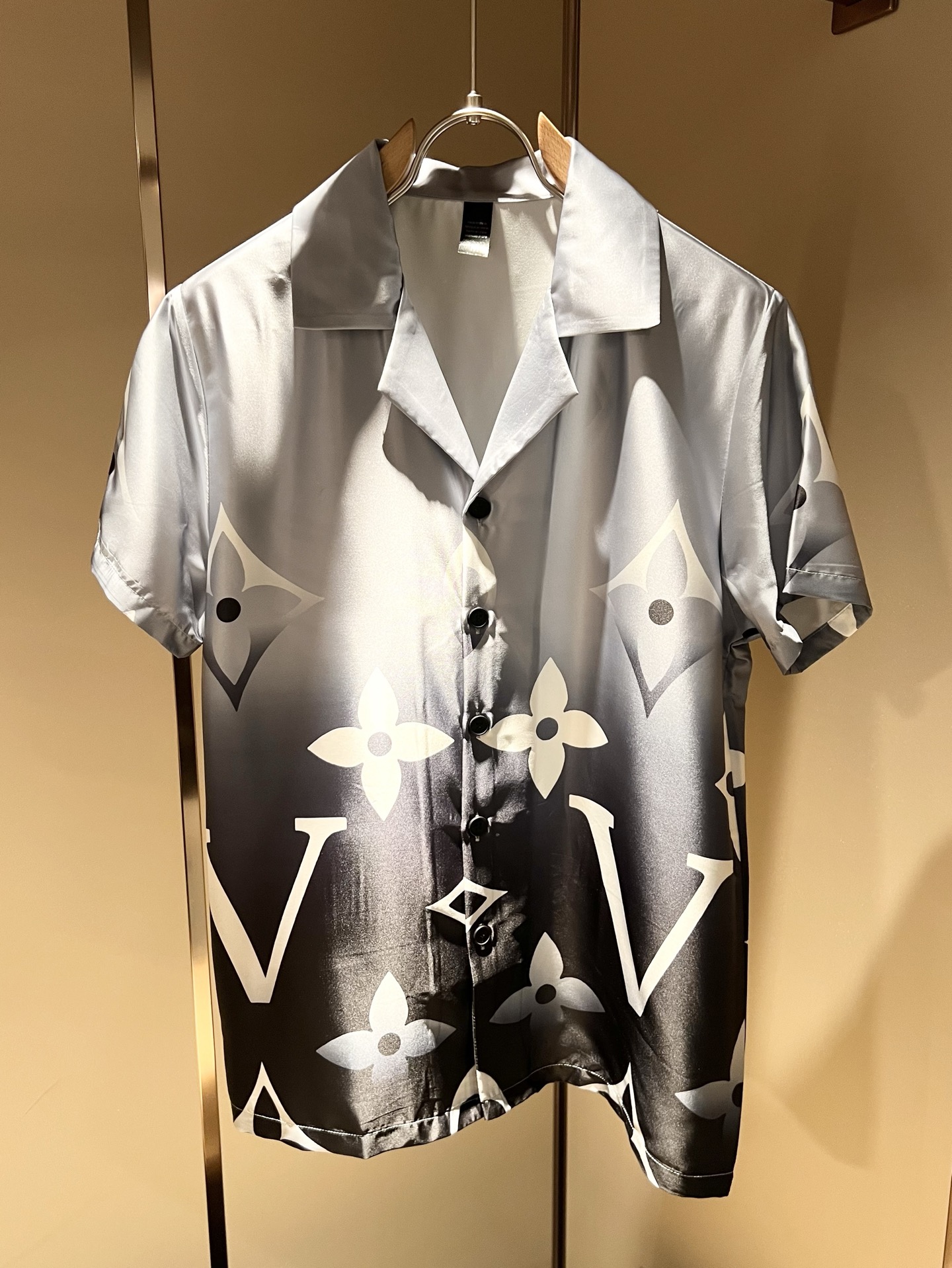 NO:497946,Louis Vuit*on Louis Family New Monogram Series 2025 Spring and Summer!  Light luxury casual suit, men and women's same pajamas set decoration!  The new high-end Louis family has always been so flawless, and creative designs are emerging one after another. If you don’t buy a few Louis items this spring and summer, you can’t be considered a fashion expert. Monogram logo design for clothes!  Custom silk fabric!  The iconic elements of Louis are really something that everyone loves. They are super soft and resilient, from world-class trade-level OEM channels, with extremely rare quantity and no help after selling out. Monogram three-dimensional logo presents an extraordinary texture, clean and neat. This is the Louis family's unique skill and the latest craftsmanship this quarter. The degree of meticulousness has reached the top, and the loose cut style design is unique. It is a fusion of luxury and fashion!  Size M-3XL 08, louis vuitton,louis vuitton,alexander wang19860909Louis Vuit*on 路易家族 2025春夏新款Monogram系列！轻奢休闲套装,男女同款睡衣套装装饰！路易家族的新高端,细节品质永远的那么完美无瑕,创意设计层出不穷.今年春夏季节没有入手几件路易你算不上时尚达人.衣身Monogram 标识logo图案设计！定制丝绸面料！诠释路易的标志性元素,实属人见人爱的东西.超级柔软且具有韧性,来自世界级贸易级别的代工厂渠道,数量极其稀少售完无补.Monogram立体Logo呈现不一般的质感,干净俐落.这是路易家族的看家绝活也是本季度的最新工艺.细致化程度已经达到顶端了,宽松剪裁的版型设计堪称一绝.属于奢华与时尚的融合！尺码M-3XL 08,,louis vuitton,louis vuitton,alexander wang,Men's clothing