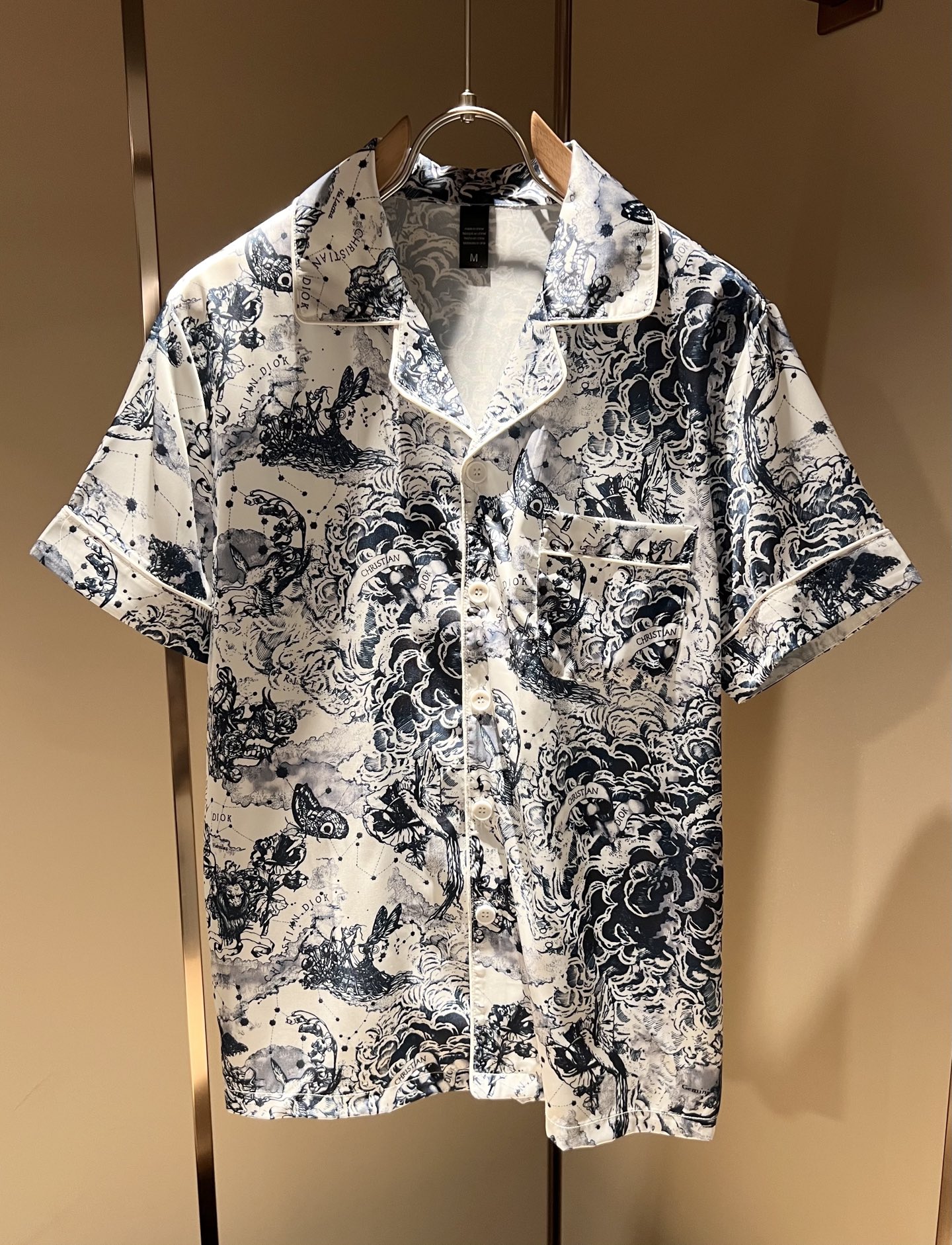 NO:505293,Dio*r Dio 2025 spring and summer new men and women pajamas casual suits are available in trading companies, and they are released simultaneously on the official website. The most anticipated high-quality products are coming, making you feel what real high luxury and connotation! This suit is made of D's special silk fabric, full of brand style!  The surface is neat and smooth and shiny, and the texture is obvious through the screen. It is the most enjoyable wearing experience! It perfectly enhances the overall luxury and class, and can get a high-end luxury atmosphere at a glance! Basic regular style cutting, versatile and simple upper body, and is easy to deal with various occasions and environments. It is undoubtedly a must-have item for daily commuting! Size M~3XL,,dior,dior,alexander wang19860909Dio*r迪*奥2025春夏新品男女同款睡衣休闲套装,贸易公司渠道稀出,同步官网发售,男神女神最为期待的精品狠货重磅来袭,让你感受到什么叫真正的高奢有内涵!此款套装选用D家专用丝绸面料制成,满满的品牌风格！表面整洁光滑且富有光泽,质感透过屏幕都显而易 见,你最为享受的穿着体验! 完美提升了整体的奢华档次感,一眼就能Get到的高端奢华气息!基础常规的版型裁剪,上身百搭简约不挑人,轻松应对各种场合与环境,属于日常通勤必备的臻品无疑!尺码M～3XL,,dior,dior,alexander wang,Men's clothing