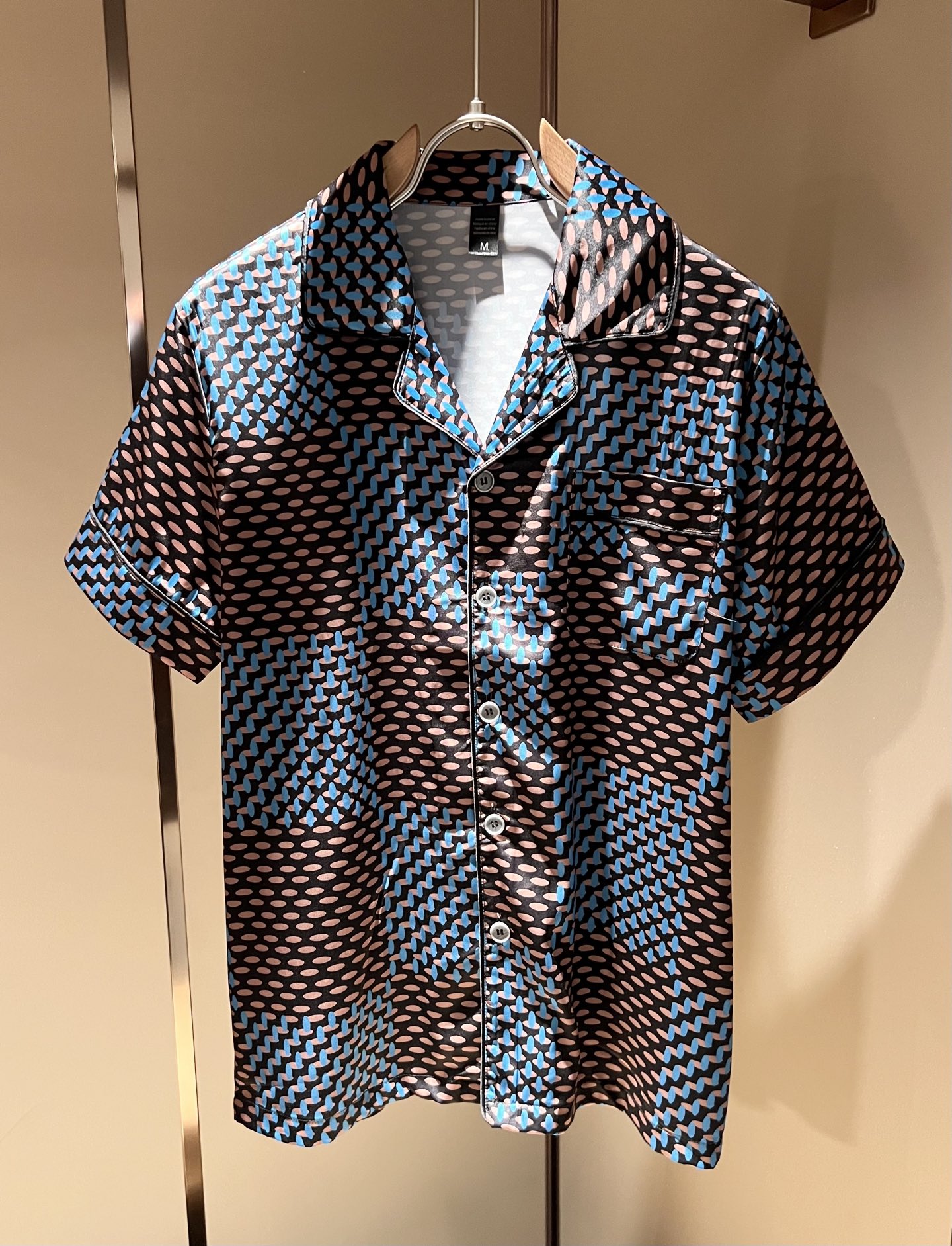 NO:505291,Louis Vuit*on Louis Family New Monogram Series 2025 Spring and Summer!  Light luxury casual suit, men and women's same pajamas set decoration!  The new high-end Louis family has always been so flawless, and creative designs are emerging one after another. If you don’t buy a few Louis items this spring and summer, you can’t be considered a fashion expert. Monogram logo design for clothes!  Custom silk fabric!  The iconic elements of Louis are really something that everyone loves. They are super soft and resilient, from world-class trade-level OEM channels, with extremely rare quantity and no help after selling out. Monogram three-dimensional logo presents an extraordinary texture, clean and neat. This is the Louis family's unique skill and the latest craftsmanship this quarter. The degree of meticulousness has reached the top, and the loose cut style design is unique. It is a fusion of luxury and fashion!  Size M-3XL, louis vuitton,louis vuitton,alexander wang19860909Louis Vuit*on 路易家族 2025春夏新款Monogram系列！轻奢休闲套装,男女同款睡衣套装装饰！路易家族的新高端,细节品质永远的那么完美无瑕,创意设计层出不穷.今年春夏季节没有入手几件路易你算不上时尚达人.衣身Monogram 标识logo图案设计！定制丝绸面料！诠释路易的标志性元素,实属人见人爱的东西.超级柔软且具有韧性,来自世界级贸易级别的代工厂渠道,数量极其稀少售完无补.Monogram立体Logo呈现不一般的质感,干净俐落.这是路易家族的看家绝活也是本季度的最新工艺.细致化程度已经达到顶端了,宽松剪裁的版型设计堪称一绝.属于奢华与时尚的融合！尺码M-3XL,,louis vuitton,louis vuitton,alexander wang,Men's clothing