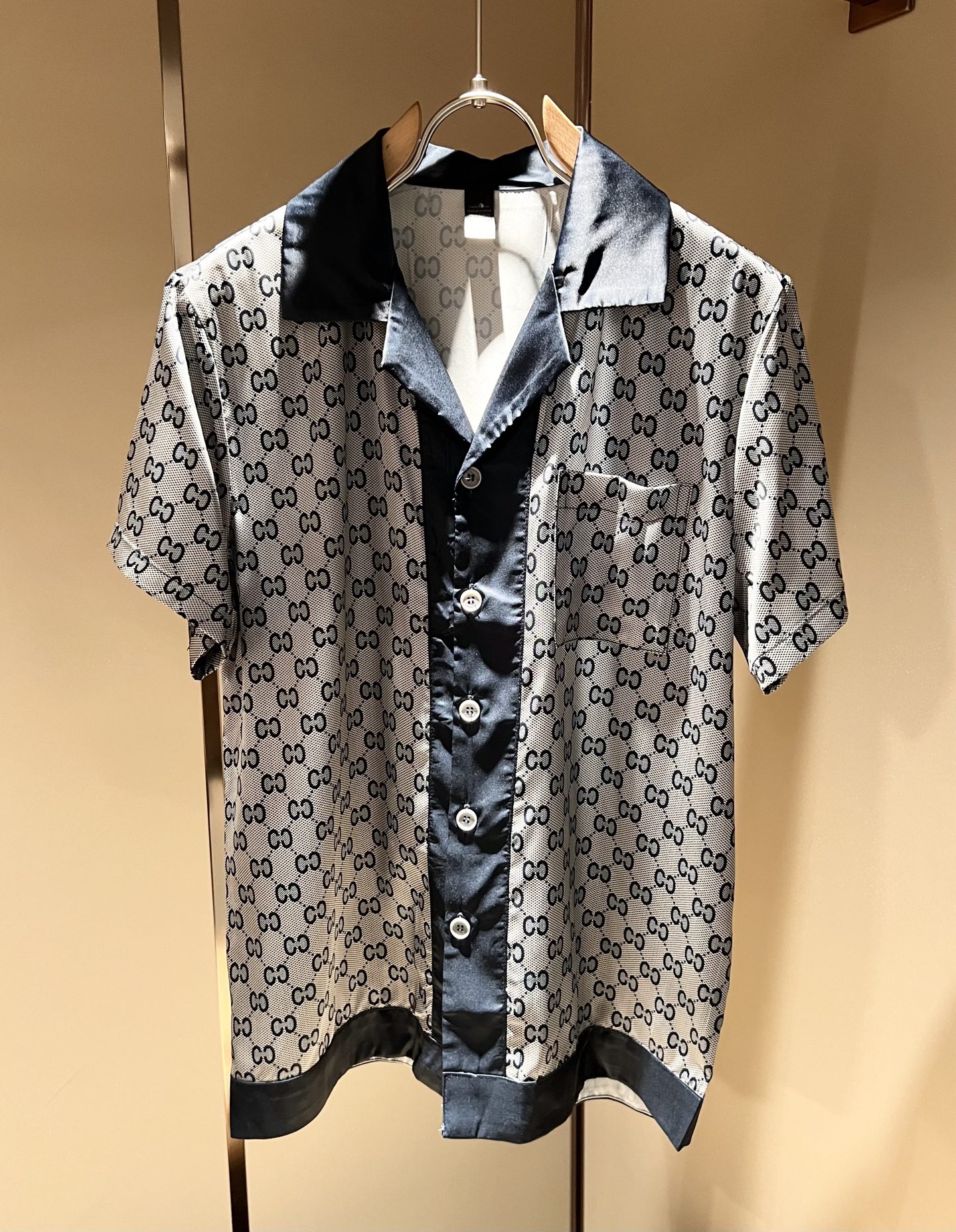 NO:497939,Gucc* Gujia 2025 Spring and Summer Latest Series!  The same pajama set for men and women, with few channels for trading companies, and it is released on the official website at the same time!  New fashion elements design!  Logo letter GG pattern logo print design!  Injecting full vitality into the new series, we select customers to supply imported silk fabrics. The fabric feels skin-friendly, soft and delicate, and has an extremely comfortable and breathable wearing experience. The whole item is very eye-catching and fashionable, and is deeply loved by young people today!  The loose round neck cut is a neutral style regardless of age and gender, suitable for matching all the styles and looks you need in your daily life!  It is recommended to wear couple outfits to go out on the street to make it more pleasing to the eye!  Size: M-3XL 08, gucci, gucci, alexander wang19860909Gucc*古家 2025春夏最新系列！男女同款睡衣套装,贸易公司渠道稀出,同步官网发售 ！ 新时尚元素设计！标识字母GG图案logo印花设计！为全新系列注入满满活力,选客供进口丝绸面料制成,面料手感亲肤柔软细腻,拥有着无比舒适透气性的穿着体验,整件单品极具吸睛度与时尚感,深受当下年轻人的喜爱！基础宽松的圆领版型裁剪,不分年龄与性别的中性款式,适合搭配你日常所需的所有风格与造型！建议搭配情侣装出街会更为养眼出色！尺码:M-3XL 08,,gucci,gucci,alexander wang,Men's clothing