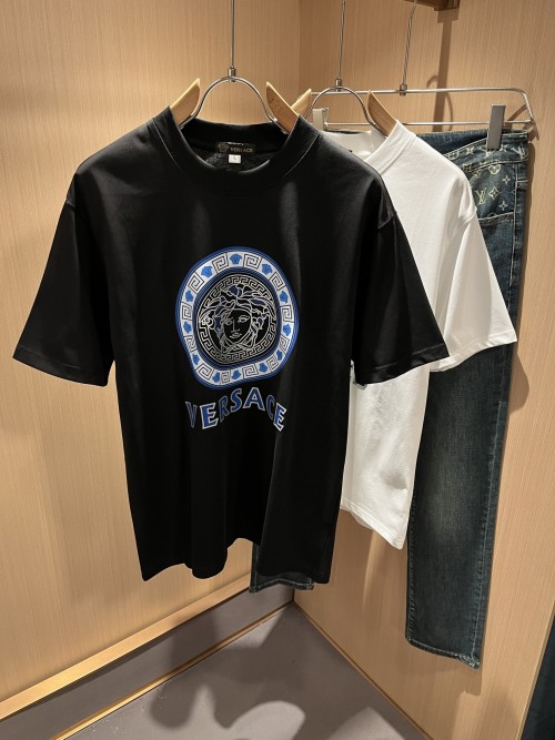 VERSACE 2025 Spring/Summer Men's Short Sleeve T-Shirt with Medusa Logo 1 VERSACE 2025 Spring/Summer Men's Short Sleeve T-Shirt with Medusa Logo