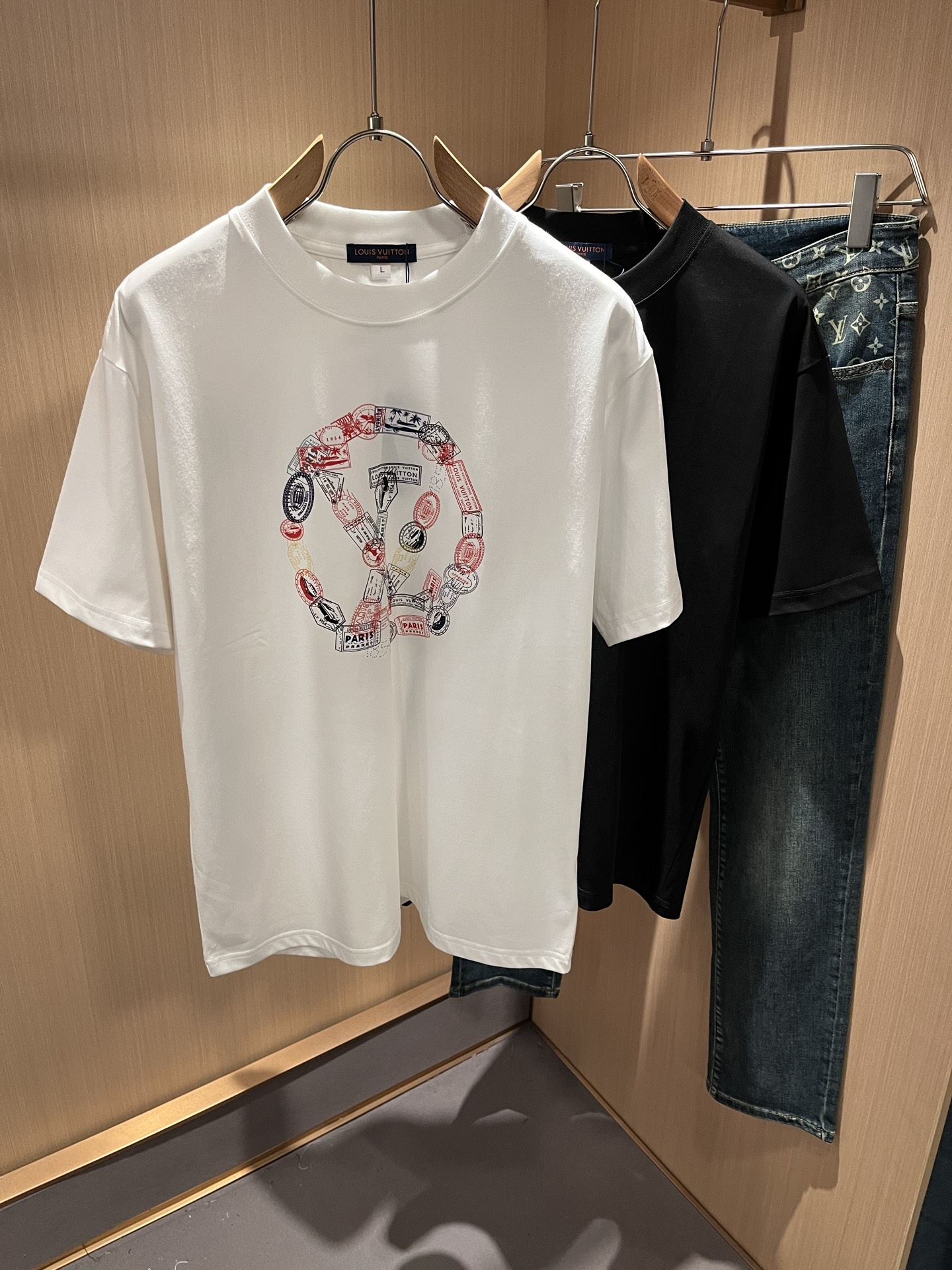 NO:774370,LouisVuitt* Louis*den's new 2026 spring and summer series of items are online. It is a very fashionable and avant-garde short-sleeved T-shirt for men and women, decorated with logo pattern printing!  It is different from the past and declares the design concept that the brand has inherited for many years!  Its eye-catching appeal is no less than any classic style, perfectly presenting the sense of fashion, high-end and luxury to the world!  It is made of imported 100% cotton material supplied by customers. It is a selection of high-quality pure cotton fabrics. It feels soft, waxy and delicate to the skin. The actual product will definitely exceed your imagination. It is extremely comfortable and breathable. Even if you sweat profusely, you will not feel greasy or stuffy. It maximizes sweat wicking and moisture absorption!  Size M-4XL,,louis vuitton,louis vuitton,T-shirt,tees,t-shirt,19860909LouisVuitt*路易*登 2026春夏全新系列单品上线,非常时髦前卫的一款男女同款短袖T恤,标识logo图案印花修饰！区别于以往的不同,宣示品牌传承多年的设计理念！其吸睛度完全不亚于任何经典款式,将时髦高级感与奢华感完美呈现在世人眼前！客供进口全棉材质制成,精选优质纯棉面料,触感软糯亲肤细腻,实物到手绝对超乎你的想象,贴身无比舒适透气,即便是汗流浃背也不会有腻身及闷热感可言,将排汗吸湿性发挥到了极致！尺码M-4XL,,louis vuitton,louis vuitton,T-shirt,tees，t-shirt,,Men's clothing