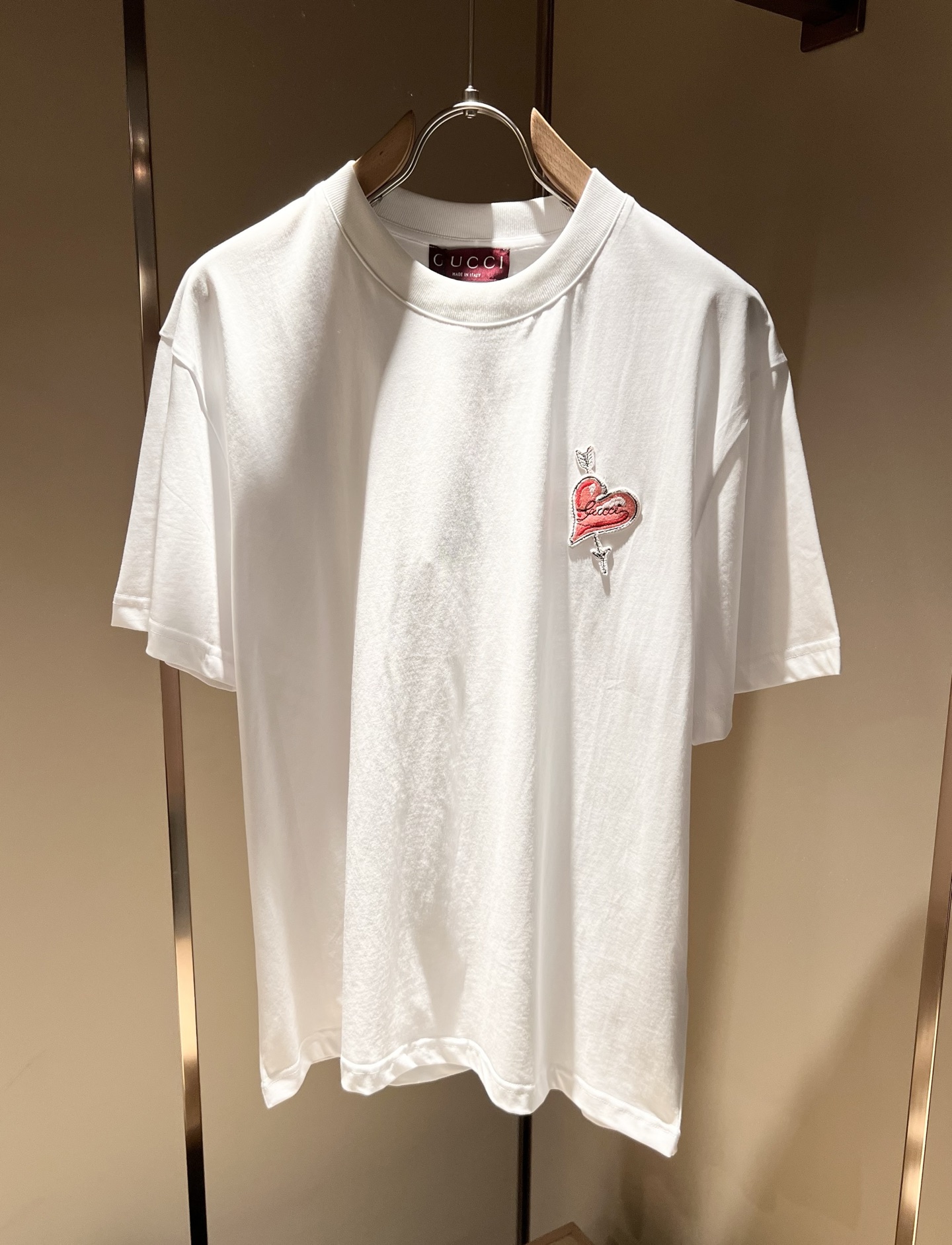 NO:411716,Gucc* Gujia 2025 spring and summer new style for men and women couples casual loose cotton round neck short-sleeved T-shirt!  Trading companies have sparse channels and are released on the official website at the same time!  The latest series of spring and summer 2025, classic fashion design elements, injecting full vitality into the new series. This T-shirt is carefully selected for imported cotton fabrics. The fabric feels skin-friendly and soft and delicate, and the body logo embroidery design!  It has an extremely comfortable and breathable wearing experience. The whole item is very eye-catching and fashionable, and is deeply loved by young people today!  The loose round neck cut is a neutral style regardless of age and gender, suitable for matching all the styles and looks you need in your daily life!  It is recommended to wear couple outfits to go out on the street to make it more pleasing to the eye!  Size M-3XL, gucci, gucci, T-shirt, tees, t-shirt, alexander wang19860909Gucc*古家 2025春夏新款男女同情侣款休闲宽松棉质圆领短袖T恤衫！贸易公司渠道稀出,同步官网发售 ！ 2025春夏最新系列,经典时尚设计元素,为全新系列注入满满活力,这款T恤衫用心甄选客供进口棉面料制成,面料手感亲肤柔软细腻,衣身logo刺绣设计！拥有着无比舒适透气性的穿着体验,整件单品极具吸睛度与时尚感,深受当下年轻人的喜爱！基础宽松的圆领版型裁剪,不分年龄与性别的中性款式,适合搭配你日常所需的所有风格与造型！建议搭配情侣装出街会更为养眼出色！尺码M-3XL,,gucci,gucci,T-shirt,tees，t-shirt,alexander wang,Men's clothing