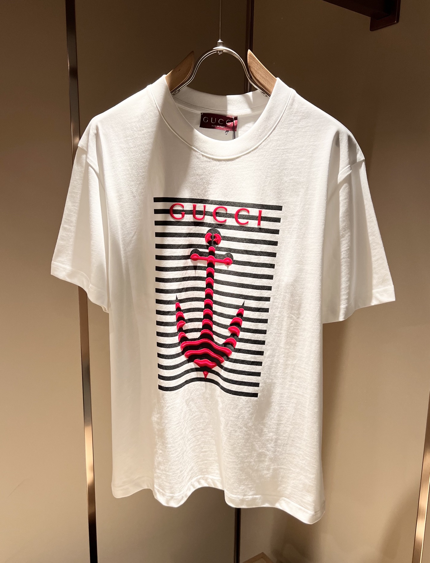 NO:418448,Gucc* Gujia 2025 spring and summer new style for men and women couples casual loose cotton round neck short-sleeved T-shirt!  Trading companies have sparse channels and are released on the official website at the same time!  The latest series of spring and summer 2025, classic fashion design elements, injecting full vitality into the new series. This T-shirt is carefully selected for customers to use imported cotton fabrics. The fabric feels skin-friendly and soft and delicate, and the body logo is velvet-pressed!  It has an extremely comfortable and breathable wearing experience. The whole item is very eye-catching and fashionable, and is deeply loved by young people today!  The loose round neck cut is a neutral style regardless of age and gender, suitable for matching all the styles and looks you need in your daily life!  It is recommended to wear couple outfits to go out on the street to make it more pleasing to the eye!  Size M-3XL, gucci, gucci, T-shirt, tees, t-shirt, alexander wang19860909Gucc*古家 2025春夏新款男女同情侣款休闲宽松棉质圆领短袖T恤衫！贸易公司渠道稀出,同步官网发售 ！ 2025春夏最新系列,经典时尚设计元素,为全新系列注入满满活力,这款T恤衫用心甄选客供进口棉面料制成,面料手感亲肤柔软细腻,衣身logo压绒设计！拥有着无比舒适透气性的穿着体验,整件单品极具吸睛度与时尚感,深受当下年轻人的喜爱！基础宽松的圆领版型裁剪,不分年龄与性别的中性款式,适合搭配你日常所需的所有风格与造型！建议搭配情侣装出街会更为养眼出色！尺码M-3XL,,gucci,gucci,T-shirt,tees，t-shirt,alexander wang,Men's clothing