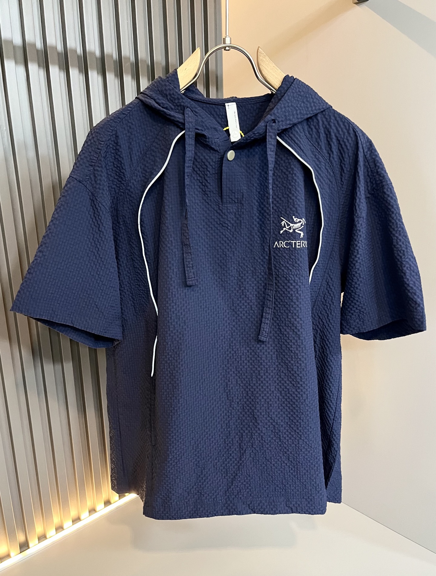 NO:415067,ARCTER*X Original Archaeological Bird 2025 spring and summer new casual set, outdoor brands may first think of Canadian goose and Archaeological Bird. It gives people a feeling of trying out the label!  In addition to being quite accomplished in style design, the most obvious or most expert should be to have deeper and unique insights and attainments in fabrics. Through continuous structural research and problem-solving, and characterized by unique research on fabrics, these alone are enough to support it to become the first new logo brand image in the clothing manufacturing industry. This model is made of quick-drying fabric!  Through precision, the hand feels smooth and soft, and both has natural beauty and comfort. The large body style is cut cleanly and cleanly, and the fabric shows a different hazy structural beauty. It is made of exclusive mold customization. The fabric and its technology test the workers, can be smooth and smooth without wrinkles!  Glue-pressing design for body logo pattern!  It really tests the handmade work of every master!  It makes the overall clean and neat, without leaving any thread. Now the neutrality that pursues life is more refined in life!  Size M-3XL, arc'teryx,alexander wang19860909ARCTER*X始*祖鸟 2025春夏新款休闲套装,户外品牌可能大家第一想到的就是加拿大鹅、始祖鸟.给人一种标签试的感觉！除了在款式设计上颇有造诣之外,最明显或者说最为拿手的,应该就是在面料上的拥有更深独特见解跟造诣了.通过不断地结构研究和问题处理,在以面料独特研究为特征,仅凭这些就已经足以支撑其成为服装制造行业中,首屈可数的新标志品牌形象.此款采用速干面料材质！通过精工手感细滑柔软,同时兼具自然美感跟舒适度.大身上版型裁剪简洁干净,面料上显现出了不一样朦胧的结构性美感来.独家开模定制而成,面料及其考验工人的技术,能做到平整服帖又不起皱！衣身logo图案压胶设计！真的是很考验每位师傅的手工制作！使得整体干净利索,不留一丝线头.现在对于生活有所追求的中性也在生活中更为精致！尺码M-3XL,arc'teryx,alexander wang,Men's clothing