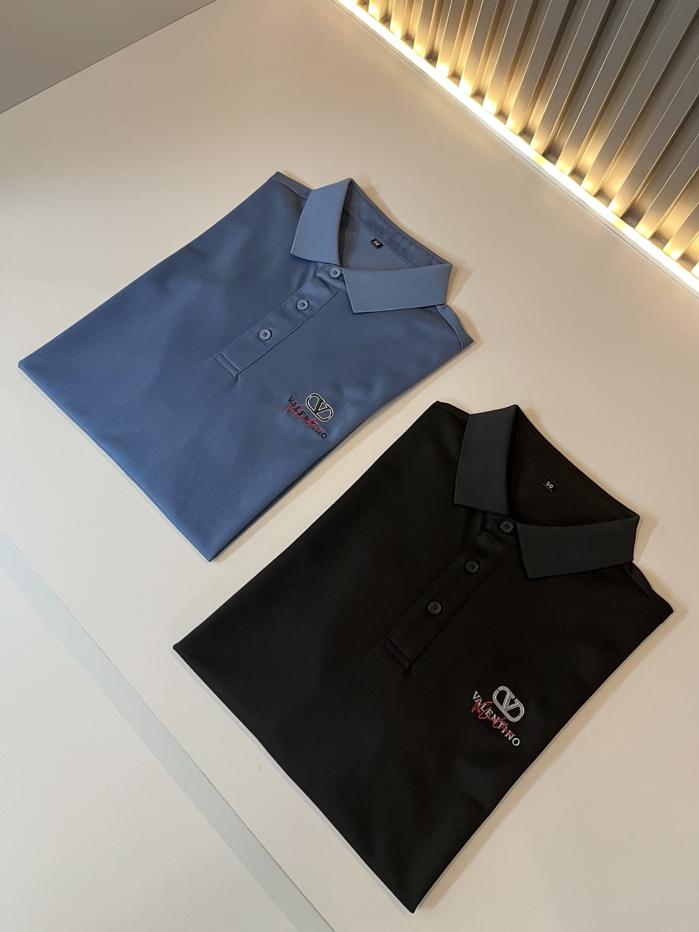 NO:507635,VALENTI*O Warren*slave~Counter style, new spring and summer short-sleeved casual Polo shirt, body pressed logo design!  Simple, fashionable and young, versatile style, and a young and elegant upper body feel!  It will never be outdated. All major counters are listed simultaneously. The orders of goods, workmanship and details of the foreign trade full-quality trading company are very well-established, and they are very particular. The fabric is made of high-quality beaded floor cotton fabric!  The upper body is comfortable and breathable, and the overall feels very crisp. It is basic to wear it in daily life. Whether it is single or inner wear, it is simple and brilliant. Size M-4xL, valentino, valentino, T-shirt, alexander wang19860909VALENTI*O华伦*奴～柜台款,春夏新款短袖休闲Polo衫,衣身压胶logo设计！简单时尚而年轻,百搭风格,上身感很年轻优雅！永远不会过时.各大柜台同步上市,外贸全品相贸易公司订单货品,做工和细节部位非常到位,非常讲究.合体的剪裁.面料采用优质珠地棉面料！上身舒适透气,整体又有很好的挺括感,日常基础穿着.不管单穿还是内搭,简简单单就很出彩, 尺码M-4xL,,valentino,valentino,T-shirt,alexander wang,Men's clothing