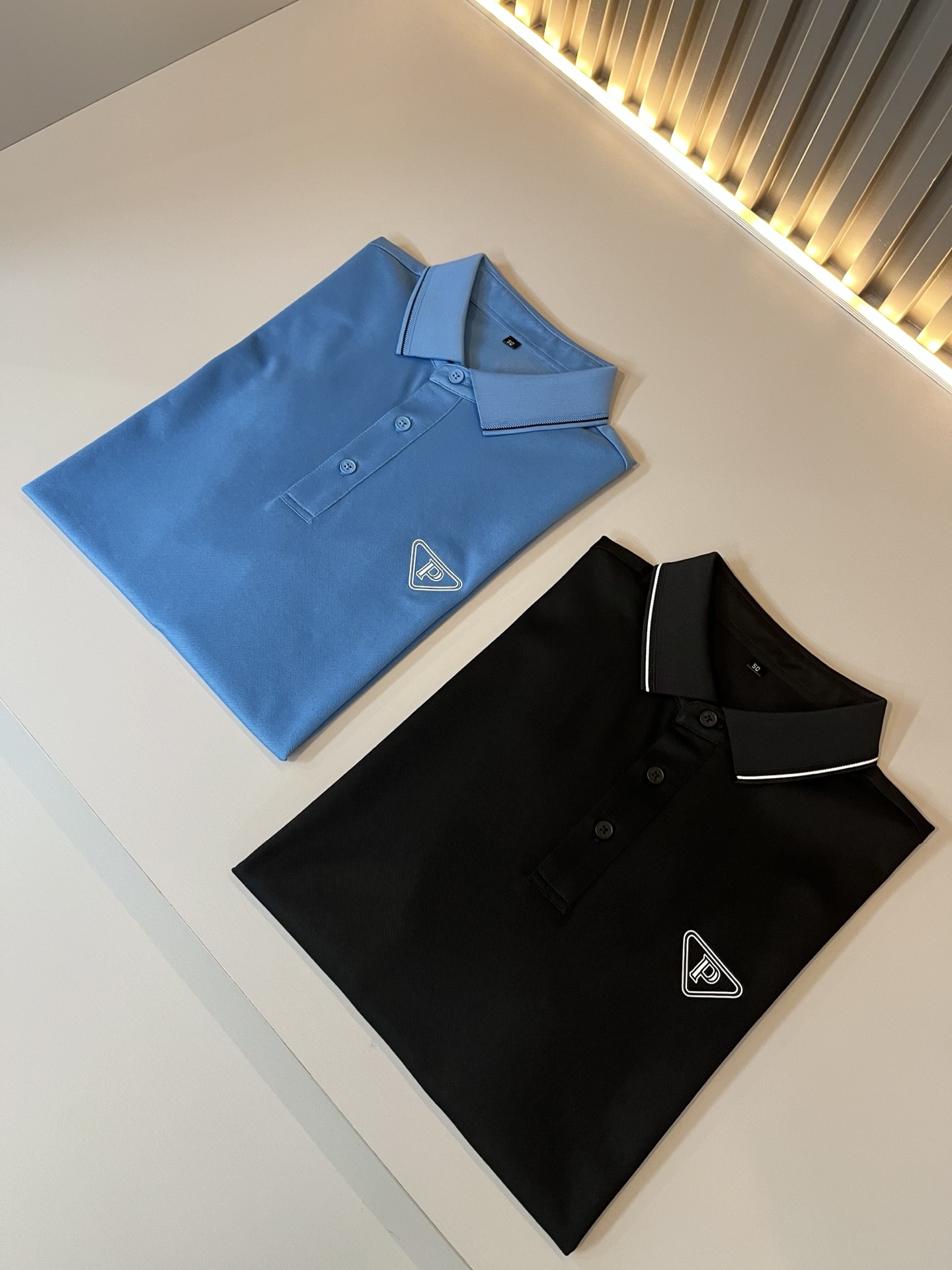 NO:507640,Prad*Pu*da 2025 spring and summer new classic element short-sleeved Polo shirt, a classic and elegant style, the kind that can be worn for ten years, you must collect a few pieces, and you must collect the rare and exquisite style!  A good taste!  It is important that it cannot avoid any season when it is imported 100% top-grade bead floor cotton!  Fine weaving!  solid!  One of the best cottons recognized in the world!  The texture is perfect! The chest triangle hardware logo pattern design!  Perfectly enrich everyone's visual sense!  Make you feel clean and neat!  Fashionable and beautiful!  !  Only by wearing Prada's short-sleeved shirt can you know what is worth it!  PRADA has always been a quality life pursued by European aristocrats and upper class scholars. This simple and casual versatile T-shirt is a personal luxury item with fashionable colors. Luxury materials and rigorous craftsmanship are the main tools for PRADA to attract fans. The flat and stylish round neck is warm, comfortable and easy to wear. The black and white colors have their own tone and handsome, and it is truly a world-class style!  The brand's design details are very exquisite, the upper body is light and stylish, and you have to buy the latest T-shirt every season. Faced with this consumable, it will save you the trouble of going out and outfitting. There are many letter T-shirts on the market, but this one is still rare to see. The streamlined tailoring and a light casual and artistic temperament give you enough spring to arrange the surface. Every person who pursues fashion, you might as well try it on the upper body!  Size M-4XL, prada, prada, T-shirt,tees, t-shirt,alexander wang19860909Prad*普*达 2025春夏季新款经典元素短袖Polo衫,经典大方的款式,可以穿十年都还是流行的那种,你一定要收藏几件,难得精致极致的款,你一定要收！好品味的一件！重要到哪个季节都绕不开它百分百进口顶级珠地棉！织法精细！结实！世界公认最好的棉之一！手感质感都极完美! 胸口三角五金logo图案设计！完美的丰富大家的视觉感！让你感觉干净利落！时尚又好看！！穿上普拉达的这款短袖,才知道什么是人间太值得！PRADA一直都是欧洲贵族和上流社会雅士追求的品质生活这款简易休闲百搭T恤更是穿出个人奢侈的单品色彩时尚 奢侈的材质和严谨的工艺是PRADA圈粉的主要利器平整有型的圆领,版型温暖舒适好穿又好搭,黑白双色自带腔调和帅气,真正的一款打天下！品牌的设计细节十分考究,上身轻便有型,每季都要入手最新的T恤,面对这种消耗品,直接省了你出门穿搭的烦恼,市面上的字母T恤有很多,但这款还很难得一见了,信手拈来的流线剪裁,淡淡的休闲文艺气质,给足春日的排面,每个对时髦度有追求的你,都不妨上身一试！尺码M-4XL,,prada,prada,T-shirt,tees，t-shirt,alexander wang,Men's clothing