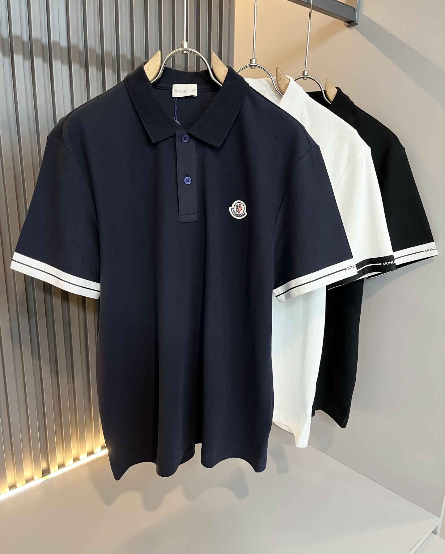 NO:418386,MON Meng**kou 2025 spring and summer new men's original single men's short-sleeved POLO shirt, trading company goods, and the official website is available at the same time!  This type of basic items is a must-see every season. It is equipped with imported pearl mesh cotton, which has both comfort and breathability, and the overall visual value is full, and the chest logo logo badge is decorated!  A single item with extremely high dressing rate!  Standard style and tailoring, comfortable stretching, and unrestrained exercise!  The lapel design meets the needs of simple styles, while having strong practical wearability, high-end, atmospheric and high-end!  Universal and versatile model. Size M-3XL, T-shirt, alexander wang19860909MON蒙**口2025春夏新款男士原单男士短袖POLO衫,贸易公司货,官网同步发售！此类型的基础单品是每季必出现的,客供进口珠地网眼棉,舒适性与透气性兼备,整体视觉值满分,胸前标志logo徽章修饰！穿搭率极高的单品！版型剪裁标准,伸展舒适,运动无拘束！翻领的设计在满足简约的风格上的需求同时,实穿性强,高端大气上档次！ 万能百搭款.尺码M-3XL,,T-shirt,alexander wang,Men's clothing