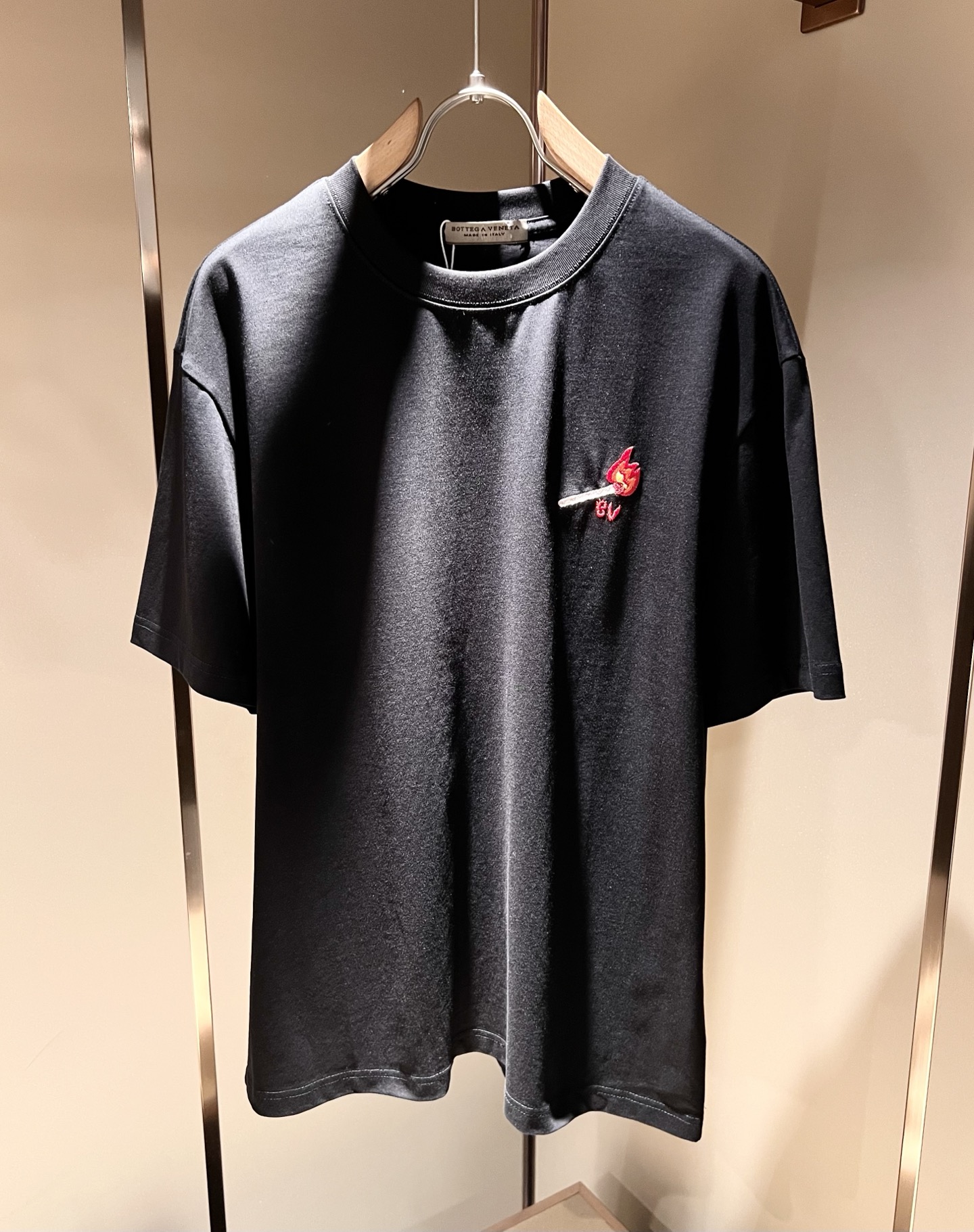 NO:411748,BottegaVene*a Bao*jia 2025 spring and summer new men's short-sleeved T-shirt, this is the most awesome solid color high-quality fabric so far this year!  !  !  Embroidery design for clothes logo pattern!  These alone are enough to beat the ordinary styles on the market. BV is really going to be fully powered this year!  Botte**Veneta 2025 Spring and Summer Series, orders from Taiwan trading companies, and available in Hong Kong Lane Crawford. The unique design style is simple and elegant. Nowadays, only the original single trading company dares to make many colors that match the counter to meet all the matching needs of men!  !  The details are in place and are reflected in the natural light. You can see this at a glance and instantly improve the texture of the clothes. And the fabric of this clothes took 6 months!  !  !  Size M-3XL, bottega veneta, bottega veneta, T-shirt,tees, t-shirt,alexander wang19860909BottegaVene*a宝*嘉 2025春夏新款男士短袖T恤,这是今年目前为止最牛批的一款纯色高品质面料！！！衣身logo图案刺绣设计！光是这些就足够吊打市面上那些一般的款式了,BV今年是真的要火力全开了！Botte**Veneta 2025春夏系列,来自台湾贸易公司的订单,香港连卡佛也有售.独特的设计风格简约大气,这年头也只有原单贸易公司才敢做出足以匹敌专柜的诸多颜色来,满足一切男士的搭配需求！！细节到位自然光下体现的淋漓尽致.这个您入手一目了然,瞬间提升了衣服的质感.并且此款衣服面料,耗时6个月！！！尺码 M-3XL,,bottega veneta,bottega veneta,T-shirt,tees，t-shirt,alexander wang,Men's clothing