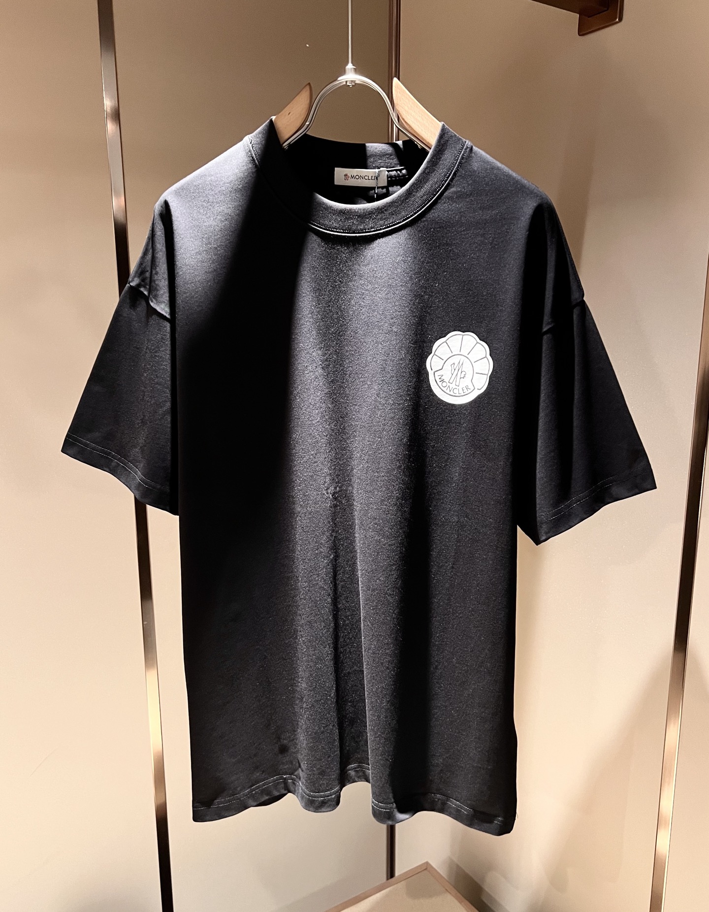 NO:411704,Moncler Mengjia 2025 Spring and Summer Latest Men and Women's Same Trade Order Short-sleeved T-shirt, Full Quality!  !  Internet celebrity style!  Designed with logo pattern!  The upper body is comfortable and breathable, not stiff, and the overall three-dimensional feeling is rich. Quality export orders, customized exclusive pure cotton fabric tailoring to meet the simple needs of commuters for dressing. The upper body is very effective, slim and not picky about the figure. The fabric workmanship... Improper, only good craftsmanship can make you feel good and tasteful. A must-have item for everyone!  Size M-3XL, T-shirt,tees,t-shirt,alexander wang19860909Moncler蒙家 2025春夏最新男女同款贸易订单短袖T恤,全品相！！网红款！采用logo图案印花设计！上身舒适透气,不僵硬,整体有着丰富的立体感,品质出口订单,定制专属纯棉面料剪裁,满足通勤人们对于着装的简约需求,上身效果很好,显瘦,不挑剔身材.面料做工....无可挑剔,好工艺好面料才能穿出好品味一款,人手必备单品！尺码M-3XL,,T-shirt,tees，t-shirt,alexander wang,Men's clothing