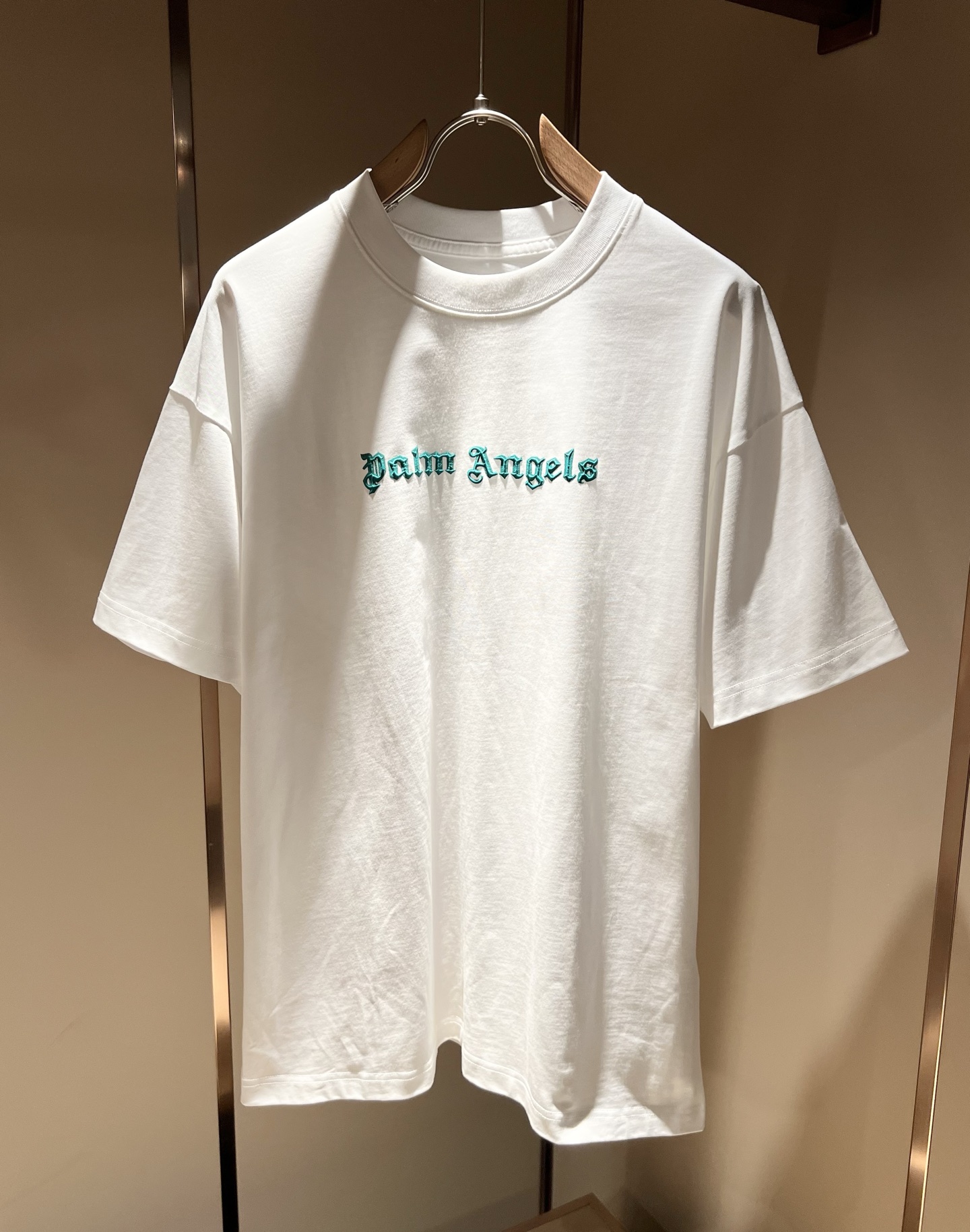 NO:411741,Gucc* Gujia 2025 spring and summer new style for men and women couples casual loose cotton round neck short-sleeved T-shirt!  Trading companies have sparse channels and are released on the official website at the same time!  The latest series of spring and summer 2025, classic fashion design elements, injecting full vitality into the new series. This T-shirt is carefully selected for imported cotton fabrics. The fabric feels skin-friendly and soft and delicate, and the front and back logo printing design is designed!  It has an extremely comfortable and breathable wearing experience. The whole item is very eye-catching and fashionable, and is deeply loved by young people today!  The loose round neck cut is a neutral style regardless of age and gender, suitable for matching all the styles and looks you need in your daily life!  It is recommended to wear couple outfits to go out on the street to make it more pleasing to the eye!  Size M-3XL, gucci, gucci, T-shirt, tees, t-shirt, alexander wang19860909Gucc*古家 2025春夏新款男女同情侣款休闲宽松棉质圆领短袖T恤衫！贸易公司渠道稀出,同步官网发售 ！ 2025春夏最新系列,经典时尚设计元素,为全新系列注入满满活力,这款T恤衫用心甄选客供进口棉面料制成,面料手感亲肤柔软细腻,前后logo印花设计！拥有着无比舒适透气性的穿着体验,整件单品极具吸睛度与时尚感,深受当下年轻人的喜爱！基础宽松的圆领版型裁剪,不分年龄与性别的中性款式,适合搭配你日常所需的所有风格与造型！建议搭配情侣装出街会更为养眼出色！尺码M-3XL,,gucci,gucci,T-shirt,tees，t-shirt,alexander wang,Men's clothing