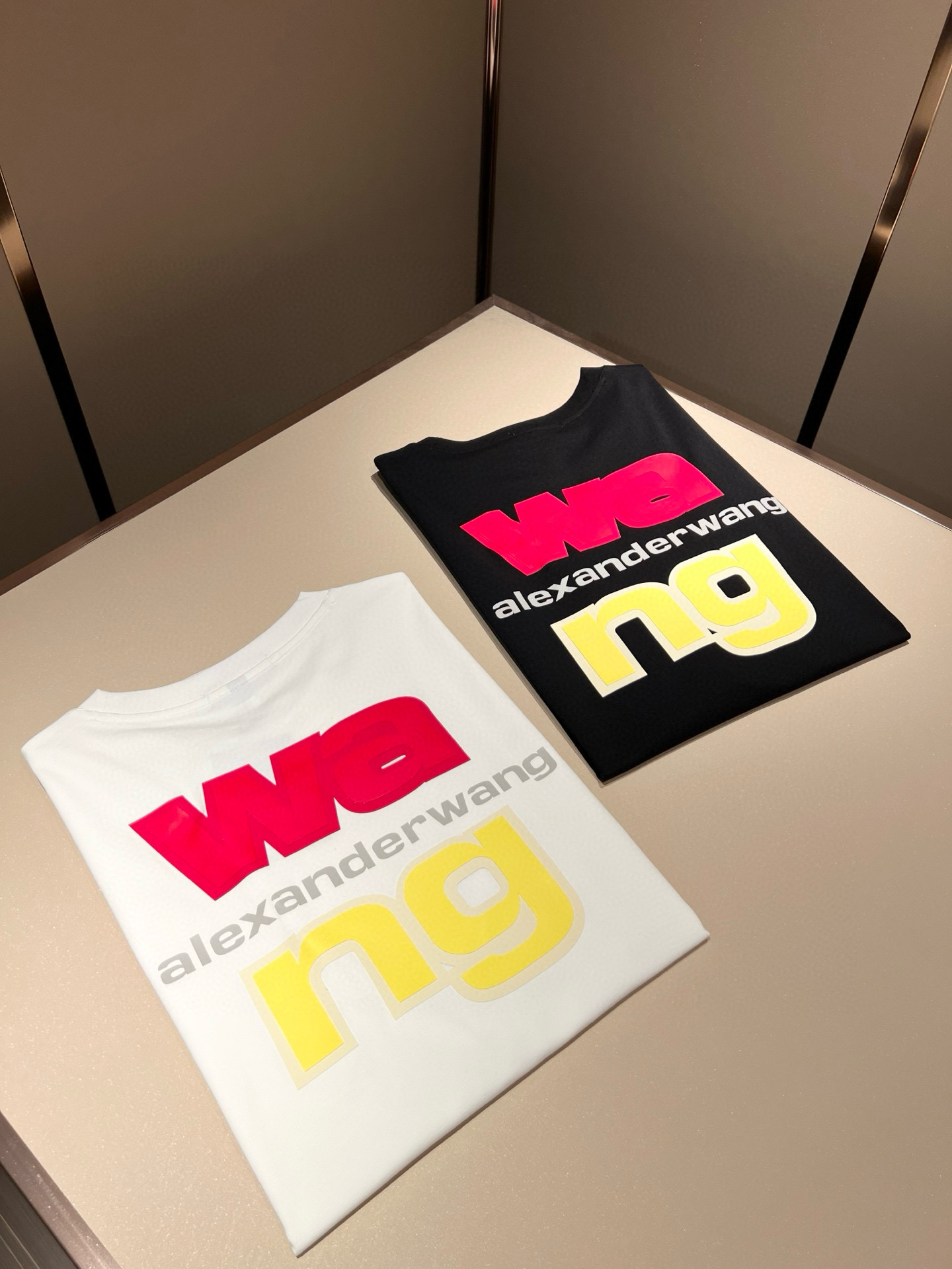 NO:411727,Alexander McQue*n 2025 spring and summer models for men and women, short-sleeved T-shirts for men and women. Limited-time European regions, heavyweight stunning items, official website for sale. A luxury first-tier brand royal fabric factory woven, original customized 260G pure cotton fabric!  This quarter’s latest logo design for the pressed letters!  Continue the charm of classic design style!  It feels soft and comfortable, with no burden on your clothes, moisture absorption and breathability, full of quality, and is extremely versatile, both inside and outside, and is very outstanding!  Size M- 3XL, alexander mcqueen,T-shirt,tees,t-shirt,alexander wang19860909Alexander McQue*n亚历*大·麦昆2025春夏款男女同款短袖T恤.欧洲区域限定发售,重磅级尤物单品,官网在售系列.奢侈一线大牌的御用面料厂织造,原版定制260G纯棉面料！这一季度最新压胶字母logo图案设计！延续经典设计风格魅力！手感柔软 舒适,穿着无累赘感,吸湿透气,品质感十足,极为百搭系无论内搭还是外穿都非常出彩！尺码M- 3XL,,alexander mcqueen,T-shirt,tees，t-shirt,alexander wang,Men's clothing