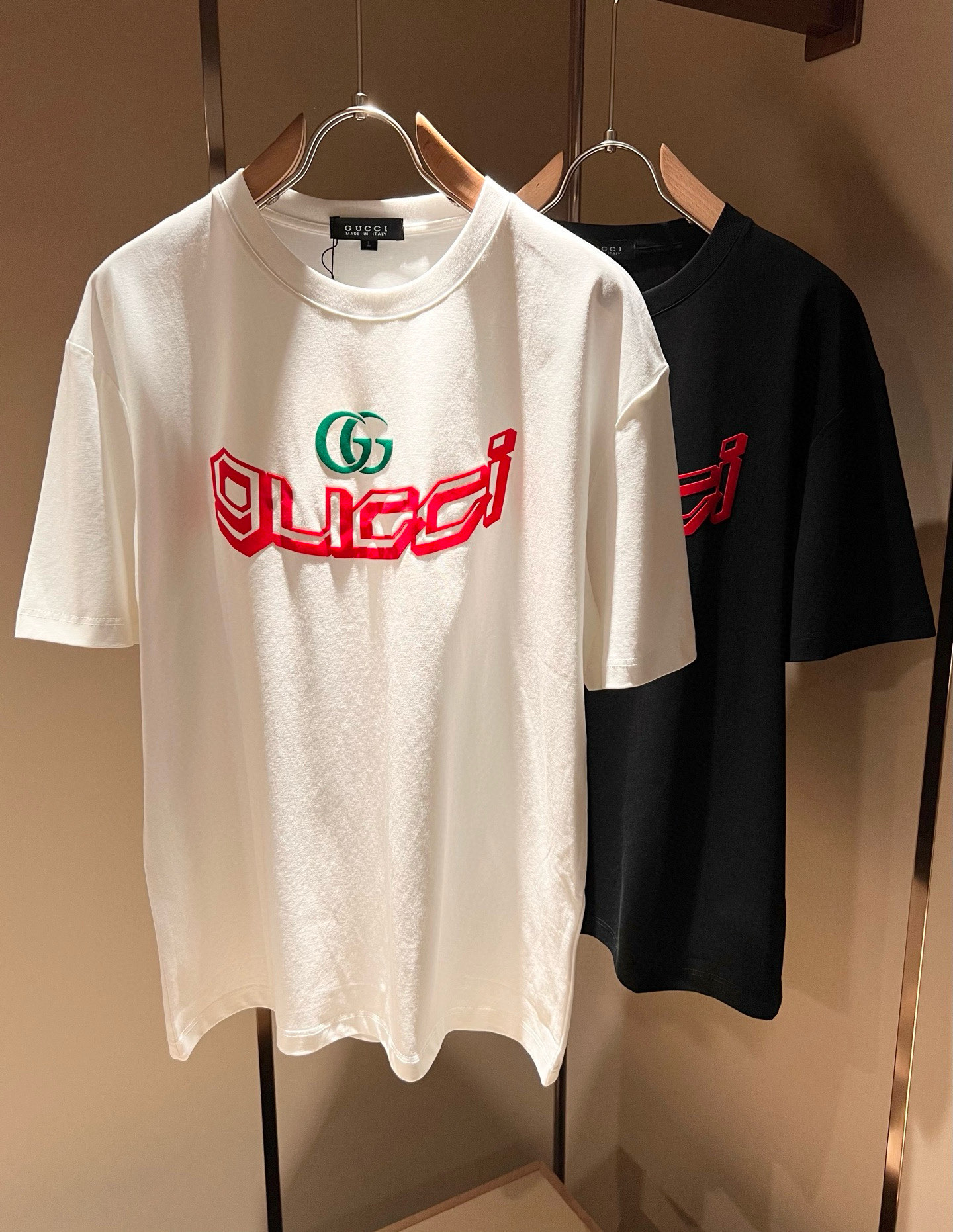 NO:411734,Gucc* Gujia 2025 spring and summer new style for men and women couples casual loose cotton round neck short-sleeved T-shirt!  Trading companies have sparse channels and are released on the official website at the same time!  The latest series of spring and summer 2025, classic fashion design elements, injecting full vitality into the new series. This T-shirt is carefully selected for customers to use imported cotton fabrics. The fabric feels skin-friendly and soft and delicate, and the body logo is velvet-pressed!  It has an extremely comfortable and breathable wearing experience. The whole item is very eye-catching and fashionable, and is deeply loved by young people today!  The loose round neck cut is a neutral style regardless of age and gender, suitable for matching all the styles and looks you need in your daily life!  It is recommended to wear couple outfits to go out on the street to make it more pleasing to the eye!  Size M-3XL, gucci, gucci, T-shirt, tees, t-shirt, alexander wang19860909Gucc*古家 2025春夏新款男女同情侣款休闲宽松棉质圆领短袖T恤衫！贸易公司渠道稀出,同步官网发售 ！ 2025春夏最新系列,经典时尚设计元素,为全新系列注入满满活力,这款T恤衫用心甄选客供进口棉面料制成,面料手感亲肤柔软细腻,衣身logo压绒设计！拥有着无比舒适透气性的穿着体验,整件单品极具吸睛度与时尚感,深受当下年轻人的喜爱！基础宽松的圆领版型裁剪,不分年龄与性别的中性款式,适合搭配你日常所需的所有风格与造型！建议搭配情侣装出街会更为养眼出色！尺码M-3XL,,gucci,gucci,T-shirt,tees，t-shirt,alexander wang,Men's clothing