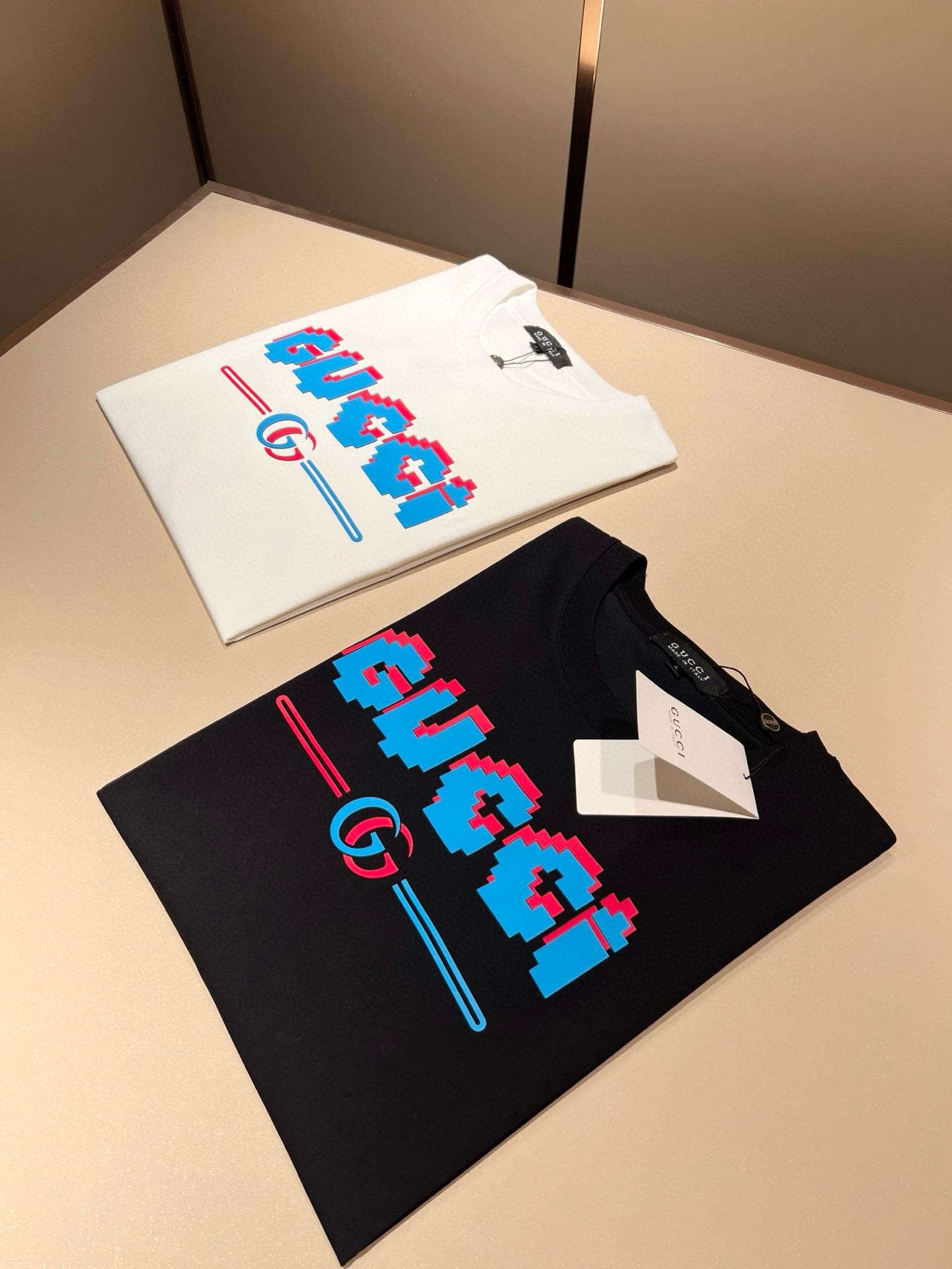 NO:411753,Gucc* Gujia 2025 spring and summer new style for men and women couples casual loose cotton round neck short-sleeved T-shirt!  Trading companies have sparse channels and are released on the official website at the same time!  The latest series of spring and summer 2025, classic fashion design elements, injecting full vitality into the new series. This T-shirt is carefully selected for customers to use imported cotton fabrics. The fabric feels skin-friendly and soft and delicate, and the body logo is glued!  It has an extremely comfortable and breathable wearing experience. The whole item is very eye-catching and fashionable, and is deeply loved by young people today!  The loose round neck cut is a neutral style regardless of age and gender, suitable for matching all the styles and looks you need in your daily life!  It is recommended to wear couple outfits to go out on the street to make it more pleasing to the eye!  Size M-3XL, gucci, gucci, T-shirt, tees, t-shirt, alexander wang19860909Gucc*古家 2025春夏新款男女同情侣款休闲宽松棉质圆领短袖T恤衫！贸易公司渠道稀出,同步官网发售 ！ 2025春夏最新系列,经典时尚设计元素,为全新系列注入满满活力,这款T恤衫用心甄选客供进口棉面料制成,面料手感亲肤柔软细腻,衣身logo压胶设计！拥有着无比舒适透气性的穿着体验,整件单品极具吸睛度与时尚感,深受当下年轻人的喜爱！基础宽松的圆领版型裁剪,不分年龄与性别的中性款式,适合搭配你日常所需的所有风格与造型！建议搭配情侣装出街会更为养眼出色！尺码M-3XL,,gucci,gucci,T-shirt,tees，t-shirt,alexander wang,Men's clothing