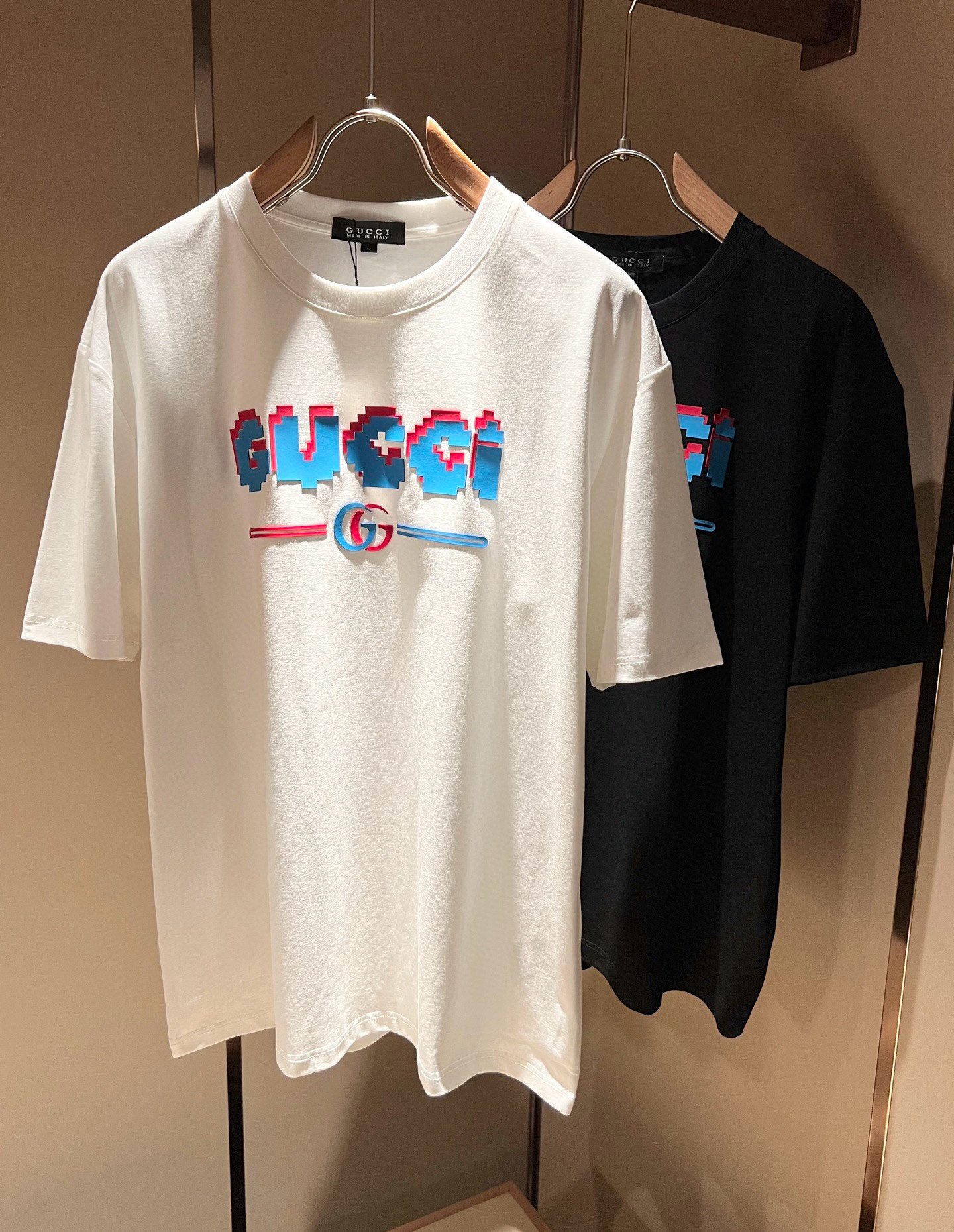 NO:411761,Gucc* Gujia 2025 spring and summer new style for men and women couples casual loose cotton round neck short-sleeved T-shirt!  Trading companies have sparse channels and are released on the official website at the same time!  The latest series of spring and summer 2025, classic fashion design elements, injecting full vitality into the new series. This T-shirt is carefully selected for customers to use imported cotton fabrics. The fabric feels skin-friendly and soft and delicate, and the body logo is velvet-pressed!  It has an extremely comfortable and breathable wearing experience. The whole item is very eye-catching and fashionable, and is deeply loved by young people today!  The loose round neck cut is a neutral style regardless of age and gender, suitable for matching all the styles and looks you need in your daily life!  It is recommended to wear couple outfits to go out on the street to make it more pleasing to the eye!  Size M-3XL, gucci, gucci, T-shirt, tees, t-shirt, alexander wang19860909Gucc*古家 2025春夏新款男女同情侣款休闲宽松棉质圆领短袖T恤衫！贸易公司渠道稀出,同步官网发售 ！ 2025春夏最新系列,经典时尚设计元素,为全新系列注入满满活力,这款T恤衫用心甄选客供进口棉面料制成,面料手感亲肤柔软细腻,衣身logo压绒设计！拥有着无比舒适透气性的穿着体验,整件单品极具吸睛度与时尚感,深受当下年轻人的喜爱！基础宽松的圆领版型裁剪,不分年龄与性别的中性款式,适合搭配你日常所需的所有风格与造型！建议搭配情侣装出街会更为养眼出色！尺码M-3XL,,gucci,gucci,T-shirt,tees，t-shirt,alexander wang,Men's clothing