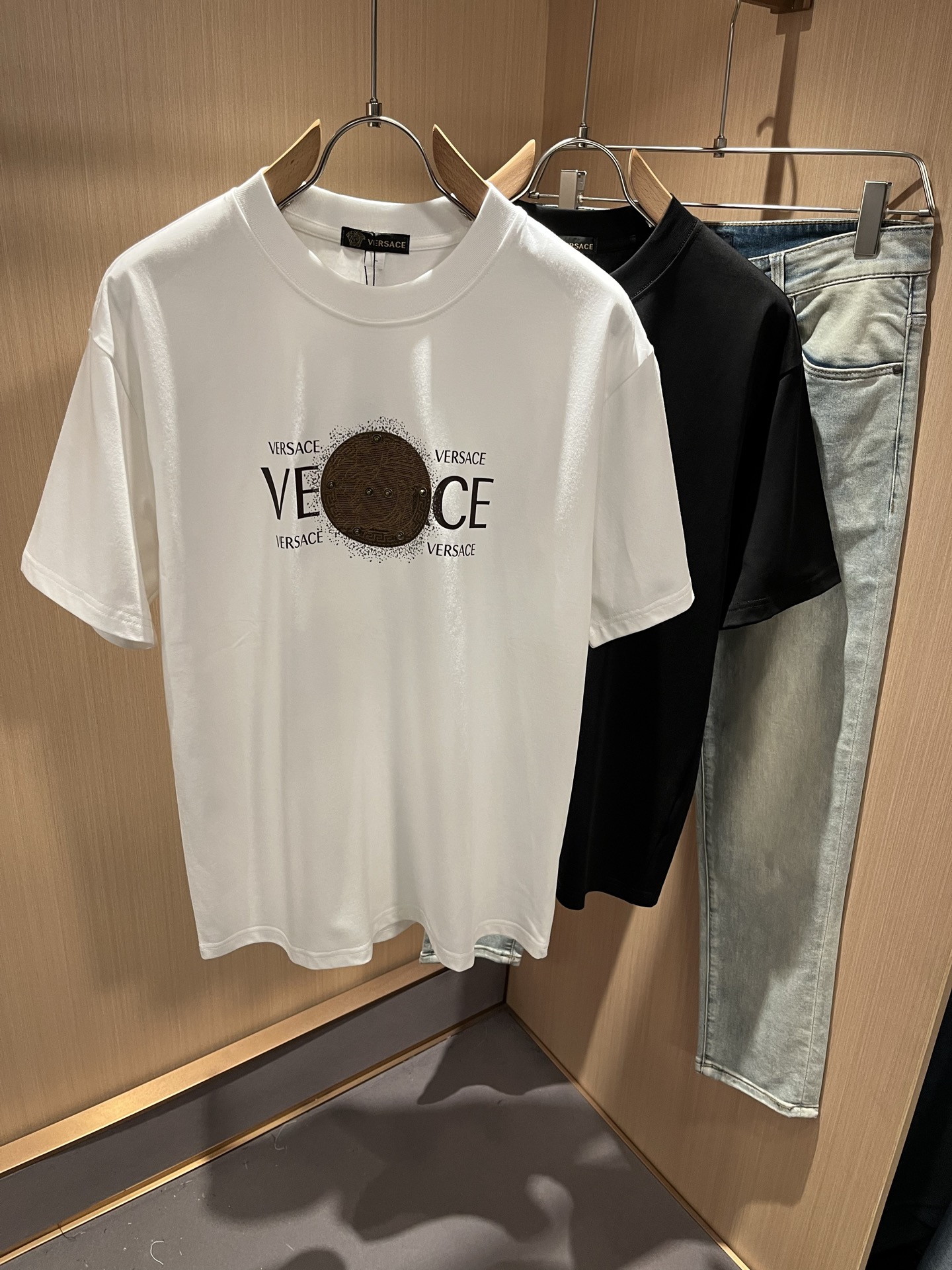 NO:774375,VERS*CE/Fan*zhe 2026 spring and summer new product original short-sleeved T-shirt, VERS*CE/Fan*zhe trading company channel product recommended short-sleeved T-shirt, the logo laminated image decoration on the chest is extremely exquisite and highlights the gradient effect!  It is made with heavy craftsmanship and has a strong three-dimensional effect. It can only be made with advanced German equipment, highlighting the visually invincible shocking luxury. The craftsmanship level is extremely high and the craftsmanship is very important!  The pure cotton fabric imported from customers has excellent skin-friendliness, the details are perfect and impeccable, the upper body effect is very good, very eye-catching, and the rate of return is undoubted. It is an excellent item to improve the vision in the wardrobe, whether it is worn inside or alone, it is very handsome. Sizes M-4XL, versace, T-shirt, tees, t-shirt,19860909VERS*CE/范*哲 2026春夏新品原单短袖T恤,VERS*CE/范*哲 贸易公司渠道 产品 值的推荐短袖T恤 ,胸前logo压胶图像装饰极为精致凸显渐变效果！重磅工艺打造,立体感极强,唯有德国先进设备方能制作,凸显了视觉无敌的震撼奢华,工艺水准极高,非常重工匠心！客供进口纯棉面料,亲肤性绝佳,细节极致完美,无可挑剔,上身效果非常出色,非常招眼吸睛,回头率毋庸置疑,衣橱里改良视觉的绝佳单品,无论内搭还是单穿都爆帅十足.尺码M-4XL,,versace,T-shirt,tees，t-shirt,,Men's clothing